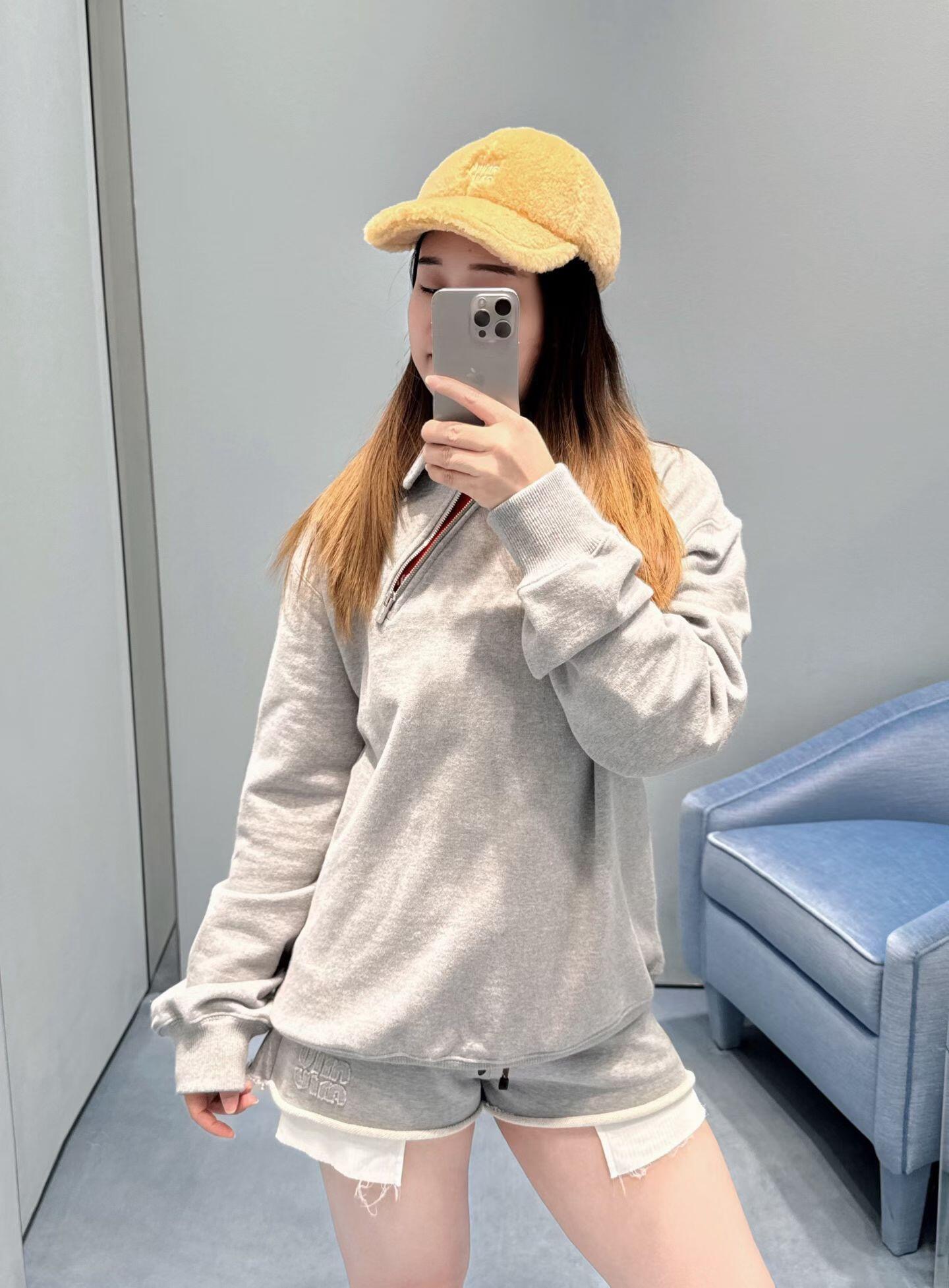 NO:656349,MiuM*u 26SS early spring new light gray side zipper lapel sweatshirt丨Exclusive high version!  The soft but not collapsed terry fabric is skin-friendly. The light gray distressed sweatshirt comes with a lazy filter. The side zipper + lapel design hides Miu-style security. The oversize silhouette covers the flesh without weighing down the body, which is a cool aesthetic that even sweet girls can control. Ready for sale S/M/L,, miumiu, versace, hoodie, sweatshirts, alexander wang19860909MiuM*u 26SS早春新款 浅灰色侧拉链翻领卫衣丨独家高版出品！软而不塌的毛圈面料贴肤亲肤,浅灰色做旧卫衣自带慵懒滤镜,侧拉链+翻领设计藏着Miu式小心机,oversize廓形遮肉又不压个子是甜妹也能驾驭的酷感美学.现货发售S/M/L,,miumiu,versace,hoodie,sweatshirts,alexander wang,Women's clothing