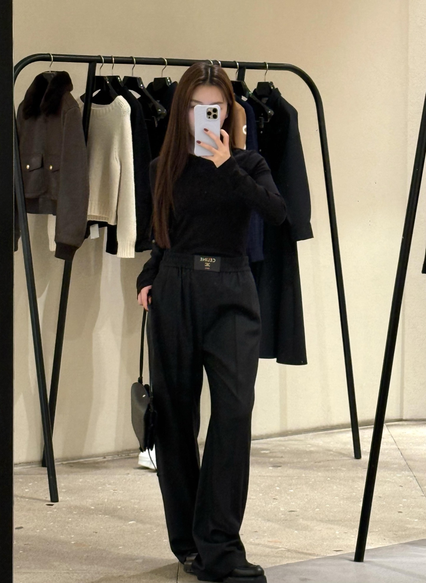 NO:656357,Celin* 26SS early spring new Arc de Triomphe cashmere casual trousers丨exclusively developed by yb!  High quality production!  The fixed-dyed carbon black cashmere blended fabric has a delicate matte texture, a high elastic waist and natural pleats on the trousers, which perfectly captures the relaxed feeling of 'lazy but not sloppy'. The Arc de Triomphe logo is low-key yet recognizable, wide and  The leg cut is very tolerant to the leg shape. If you wear a pear-shaped/wide hip, you can hide your flesh with just one click. Wear it casually and it will look effortlessly high-end. Available now in S/M/L, celine, and alexander.  wang19860909Celin* 26SS早春新款 凯旋门羊绒休闲长裤丨独家yb开发！高版出品！定染炭黑羊绒混纺面料,自带细腻雾面肌理,高腰松紧腰+裤身自然褶皱,把“慵懒不邋遢”的松弛感拿捏得刚好.凯旋门标识,低调又自带辨识度,阔腿剪裁对腿型包容度拉满,梨形/胯宽穿了直接一键藏肉；随便穿穿都是毫不费力的高级感~现货发售S/M/L,,celine,alexander wang,Women's clothing