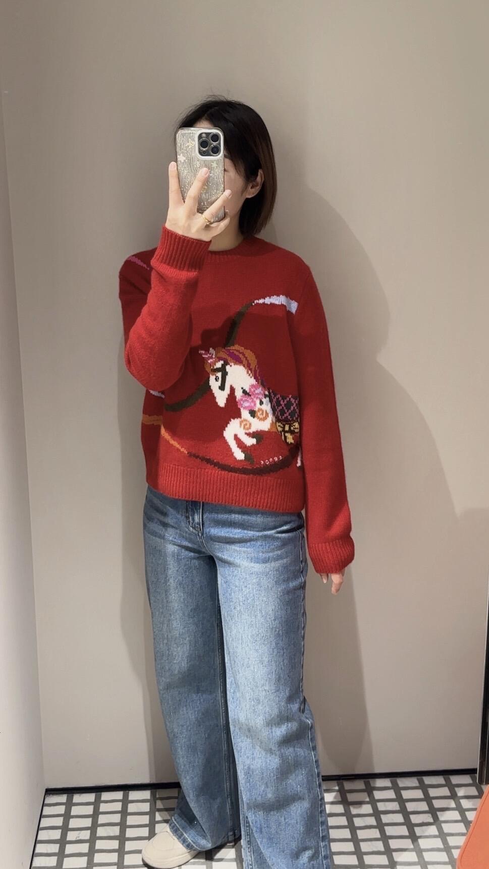 NO:656348,ERD*S 25FW new autumn and winter zodiac jacquard round neck cashmere sweater丨Exclusive high-end version!  The limited-edition zodiac jacquard will hit the girl's heart at first glance. The delicate cashmere and wool blended fabric feels like a cloud wrapped in it. It is warm against the skin but not stuffy. The loose and slightly off-the-shoulder version hides the body without weighing down the body. It can be layered lazily when worn over a shirt.  Wearing it can also give you a sense of gentleness and relaxation. It has the ingenuity of being limited to the zodiac and the warm and waxy texture of cashmere. It is an effortless gentle brand that can be worn casually ~ ready for sale S/M/L, shirts, alexander  wang19860909ERD*S 25FW秋冬新款 生肖提花圆领羊绒衫丨独家高版出品！限定生肖提花,一眼戳中少女心,细腻羊绒羊毛混纺面料,摸上去像裹了团云朵,贴肤暖而不闷；宽松微落肩的版型,藏肉又不压个子,套在衬衫外是慵懒叠穿,单穿也能撑满温柔松弛感.既有生肖限定的巧思,又有羊绒的暖糯质感,随便穿穿都是毫不费力的温柔牌~现货发售S/M/L,,shirts,alexander wang,Women's clothing