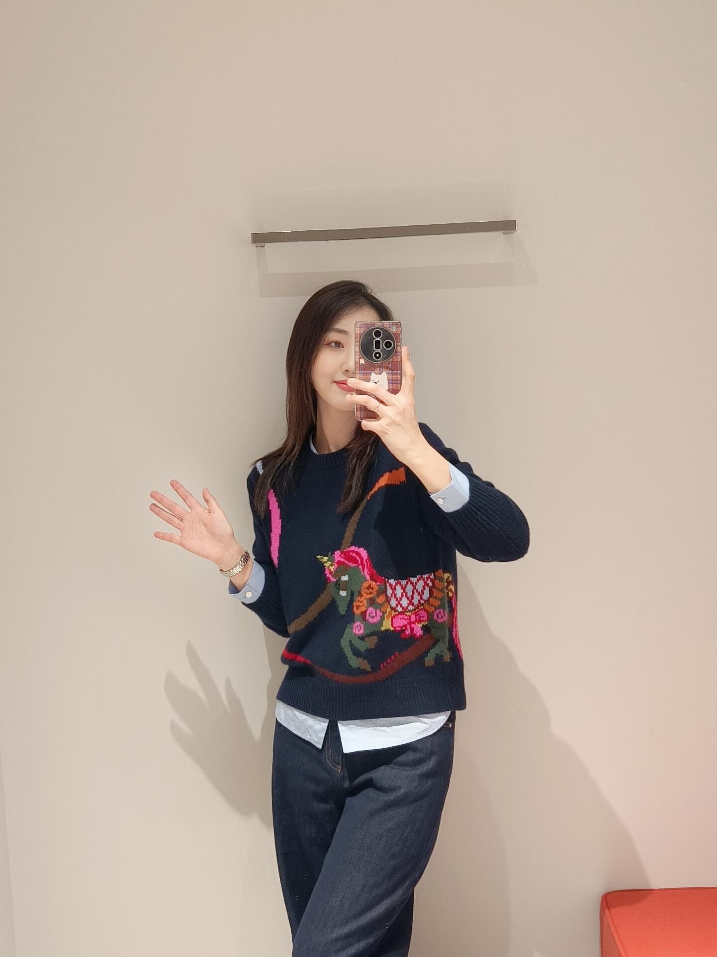 NO:656337,ERD*S 25FW new autumn and winter zodiac jacquard round neck cashmere sweater丨Exclusive high-end version!  The limited-edition zodiac jacquard will hit the girl's heart at first glance. The delicate cashmere and wool blended fabric feels like a cloud wrapped in it. It is warm against the skin but not stuffy. The loose and slightly off-the-shoulder version hides the body without weighing down the body. It can be layered lazily when worn over a shirt.  Wearing it can also give you a sense of gentleness and relaxation. It has the ingenuity of being limited to the zodiac and the warm and waxy texture of cashmere. It is an effortless gentle brand that can be worn casually ~ ready for sale S/M/L, shirts, alexander  wang19860909ERD*S 25FW秋冬新款 生肖提花圆领羊绒衫丨独家高版出品！限定生肖提花,一眼戳中少女心,细腻羊绒羊毛混纺面料,摸上去像裹了团云朵,贴肤暖而不闷；宽松微落肩的版型,藏肉又不压个子,套在衬衫外是慵懒叠穿,单穿也能撑满温柔松弛感.既有生肖限定的巧思,又有羊绒的暖糯质感,随便穿穿都是毫不费力的温柔牌~现货发售S/M/L,,shirts, ,Women's clothing