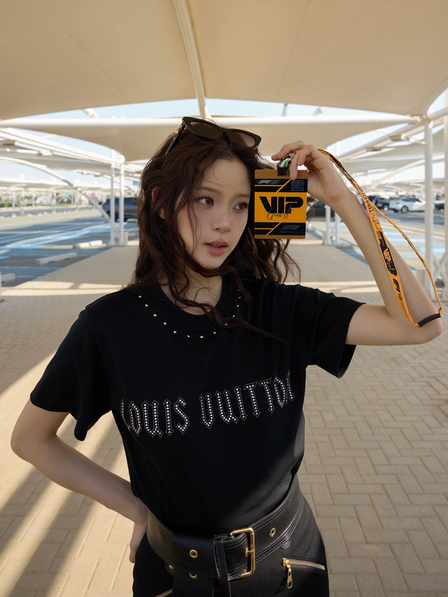 NO:656325,Louis Vuitt*n 26SS early spring new style letter rivet round neck short-sleeved T-shirt丨Exclusively developed by yb!  Top quality production!  Customized heavy cotton material, soft but not collapsed, rivets + hot diamonds, upgraded collar with silver rivet embellishment, dispelling the monotony of the round neck; the upper body has just the right drape, and will not cling to the skin like ordinary T-shirts and show wrinkles; the slightly loose version hides the flesh and is neat, and can be worn with high-waisted pants to expose the waist/shirt corner. Ready for sale S/M/L, louis vuitton, T-shirt, tees, t-shirt, alexander wang19860909Louis Vuitt*n 26SS早春新款 字母铆钉圆领短袖T恤丨独家yb开发！顶级高版出品！定制重磅棉料,软而不塌,铆钉+烫钻,升级领口一圈银色铆钉点缀,消解了圆领的单调；上身是恰到好处的垂坠感,不会像普通T恤那样贴肤显皱；微宽松的版型藏肉又利落,搭高腰裤露腰/塞衣角都能穿出好比例.现货发售S/M/L,,louis vuitton,T-shirt,tees，t-shirt,alexander wang,Women's clothing