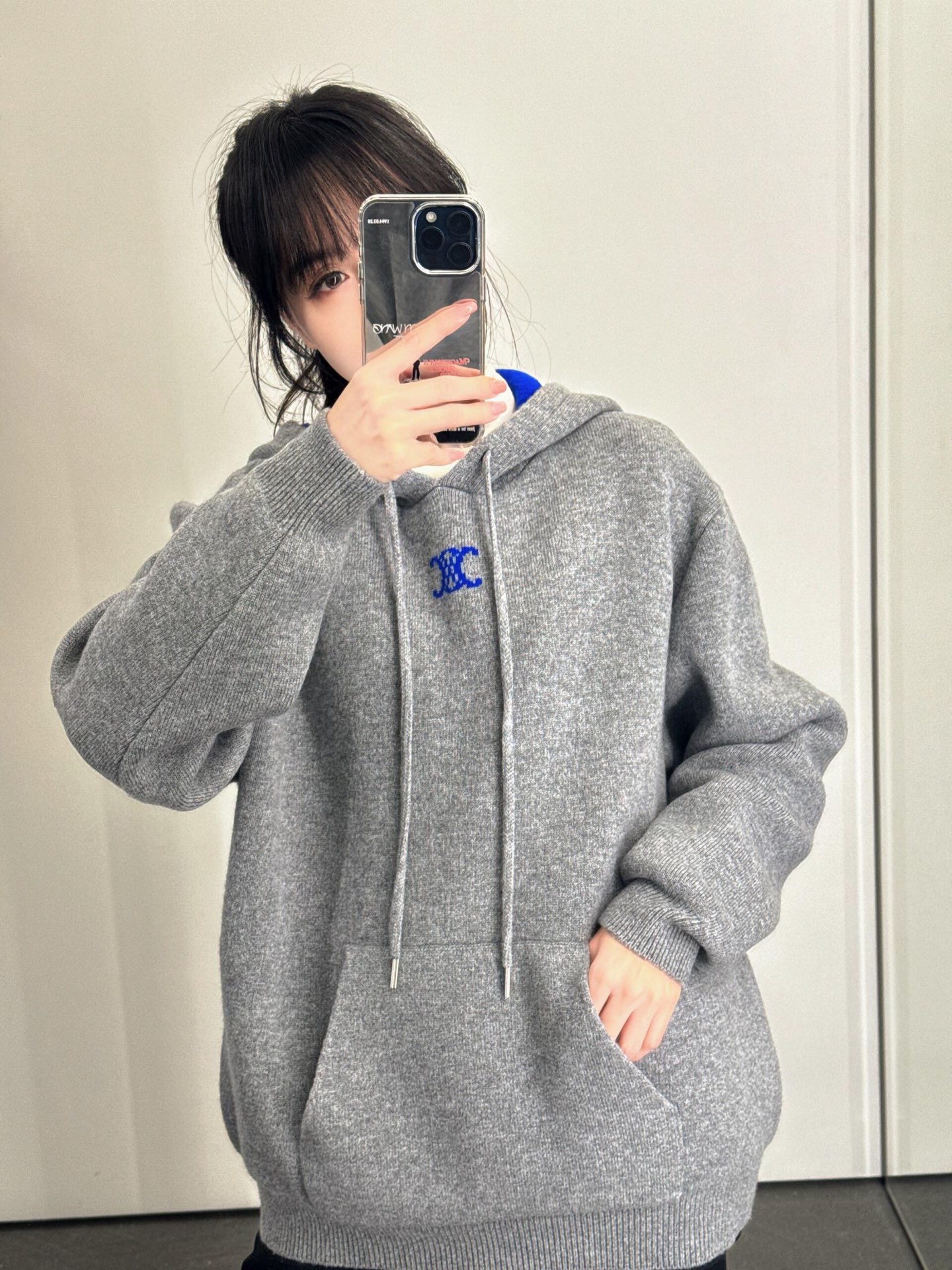 NO:656314,Celin* 26Ss early spring new Arc de Triomphe cashmere hooded sweater | Exclusively developed by yb!  Top quality production!  It is made of fine cashmere blend, which is light and warm without weighing down the body. It is as soft as a cloud against the skin. It has the iconic blue Arc de Triomphe jacquard on the chest. The contrasting color is not obvious and makes it highly recognizable. The hood is lined with contrasting sapphire blue, and the hat rope is equipped with a metal rope head. The details are exquisite. It is comfortable to wear alone or layered in early spring, taking into account both appearance and practicality!  Available in stock S/M/L,,celine,hats,alexander wang19860909Celin* 26Ss早春新款 凯旋门羊绒连帽针织衫丨独家yb开发！顶级高版出品！选用细腻羊绒混纺,轻暖不压身,贴肤是云朵般的软和,胸前标志性蓝色凯旋门提花,撞色点睛不张扬,辨识度拉满,连帽内衬撞色宝蓝,帽绳配金属绳头,细节处都是精致感,早春单穿、叠搭都舒服,兼顾颜值与实穿性！现货发售S/M/L,,celine,hats,alexander wang,Women's clothing