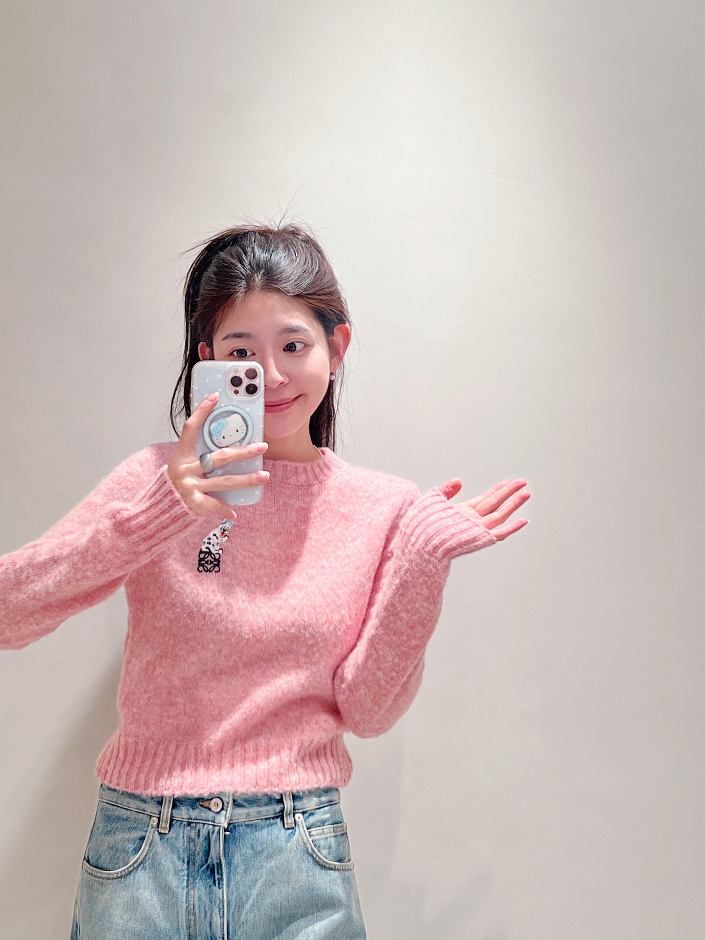 NO:656304,Loew* x Louis Wain new co-branded pink mist cat embroidered wool sweater | Exclusively developed by yb!  High quality production!  It is made of fine wool blend, which is light and warm without scratching the skin. It has a cloud-like fluffy feeling against the skin. It has a pink mist and variegated wool base, which has a hazy and soft focus, and is gentle to the core. The front is a spotted cat with the brand logo, and the back is a purple-toned cartoon cat. The details are full of co-branded ideas. The slim-fitting short style + ribbed edges are just stuck at the waistline, quietly elongating the proportion!  Available in stock S/M/L,,louis vuitton,loewe,alexander wang19860909Loew* x Louis Wain联名新款 粉雾猫咪刺绣羊毛针织衫丨独家yb开发！高版出品！选用细腻羊毛混纺,轻暖不扎肤,贴肤是云朵般的蓬松感,粉雾杂色羊毛基底,自带朦胧柔焦感,温柔到骨子里,正面是斑点猫叠搭品牌Logo,背面是紫调卡通猫,细节里全是联名巧思,修身短款+罗纹收边,刚好卡在腰线位置,悄悄拉长比例！现货发售S/M/L,,louis vuitton,loewe,alexander wang,Women's clothing