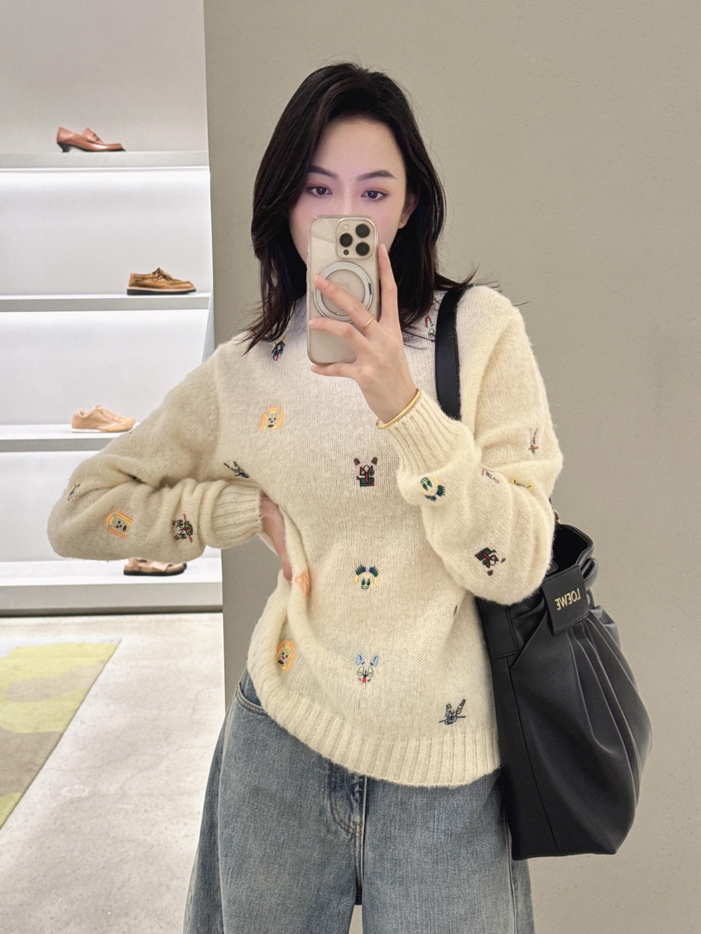 NO:656296,Loew* x Louis Wain new co-branded colorful animal embroidered wool knitted sweater丨Exclusively developed by yb!  High quality production!  Made of fine wool blend, it is light and soft without weighing down the body. It has a furry and waxy feel next to the skin. It is fully embroidered with Louis Wain's iconic animals and has a creamy white wool base. It has a gentle matte texture and is as soft as a cloud!  Loose micro silhouette + ribbed edges, it can hide the flesh without being too bulky, and has just the right sense of laziness!  Available now S/M/L,,louis vuitton,loewe,sweaters,alexander wang19860909Loew* x Louis Wain联名新款 彩色动物刺绣羊毛针织毛衣丨独家yb开发！高版出品！选用细腻羊毛混纺,轻软不压身,贴肤是毛茸茸的柔糯感, 满幅Louis Wain标志性动物刺绣,奶油白羊毛基底,自带温柔雾面质感,软乎乎像裹了团云朵！宽松微廓形+罗纹收边,不挑身形还能藏肉,慵懒感恰到好处！现货发售S/M/L,,louis vuitton,loewe,sweaters,alexander wang,Women's clothing