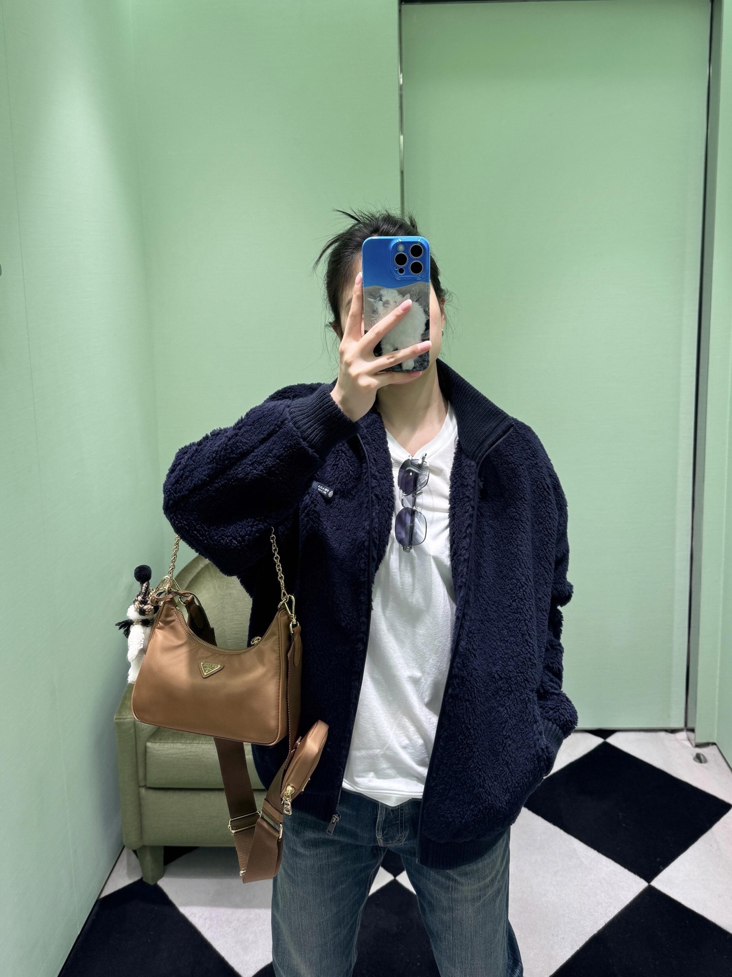 NO:656290,Prad* 25FW new autumn and winter stand-up collar lambswool fleece zipper jacket丨Exclusively developed by yb!  Top quality production!  It is made of fluffy Teddy fleece fabric, which is soft but not slumped. It has full warmth and does not look bloated. It has a stand-up collar + zipper style and an iconic logo, which hides the brand recognition in a low-key manner. The ribbed edge + loose silhouette can hide the flesh regardless of the body shape. The side zipper pocket + metal zipper puller is practical and high-quality!  Get the autumn and winter atmosphere with just one click!  Available now S/M/L,,prada,jackets & coats,alexander wang19860909Prad* 25FW秋冬新款 立领羊羔毛抓绒拉链外套丨独家yb开发！顶级高版出品！选用蓬松泰迪抓绒面料,软而不塌,保暖性拉满的同时还不会显臃肿,立领+拉链款型,搭配标志性小标,低调中藏着品牌辨识度；罗纹收边+宽松廓形,不挑身形还能藏肉,侧边拉链口袋+金属拉链头,实用又显质感！秋冬氛围一键拉满！现货发售S/M/L,,prada,jackets & coats,alexander wang,Women's clothing