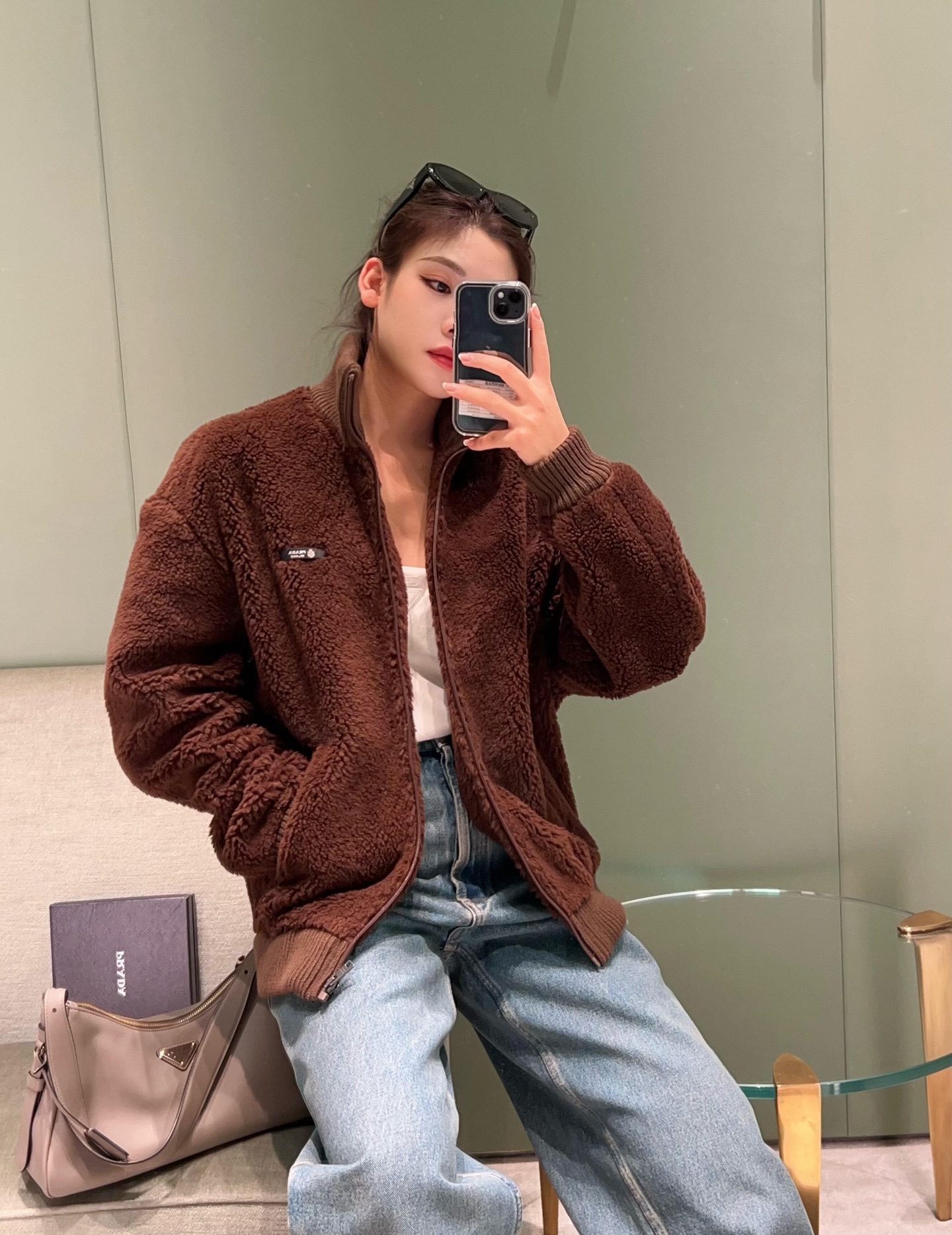 NO:656284,Prad* 25FW new autumn and winter stand-up collar lambswool fleece zipper jacket丨Exclusively developed by yb!  Top quality production!  It is made of fluffy Teddy fleece fabric, which is soft but not slumped. It has full warmth and does not look bloated. It has a stand-up collar + zipper style and an iconic logo, which hides the brand recognition in a low-key manner. The ribbed edge + loose silhouette can hide the flesh regardless of the body shape. The side zipper pocket + metal zipper puller is practical and high-quality!  Get the autumn and winter atmosphere with just one click!  Available now S/M/L,,prada,jackets & coats,alexander wang19860909Prad* 25FW秋冬新款 立领羊羔毛抓绒拉链外套丨独家yb开发！顶级高版出品！选用蓬松泰迪抓绒面料,软而不塌,保暖性拉满的同时还不会显臃肿,立领+拉链款型,搭配标志性小标,低调中藏着品牌辨识度；罗纹收边+宽松廓形,不挑身形还能藏肉,侧边拉链口袋+金属拉链头,实用又显质感！秋冬氛围一键拉满！现货发售S/M/L,,prada,jackets & coats,alexander wang,Women's clothing