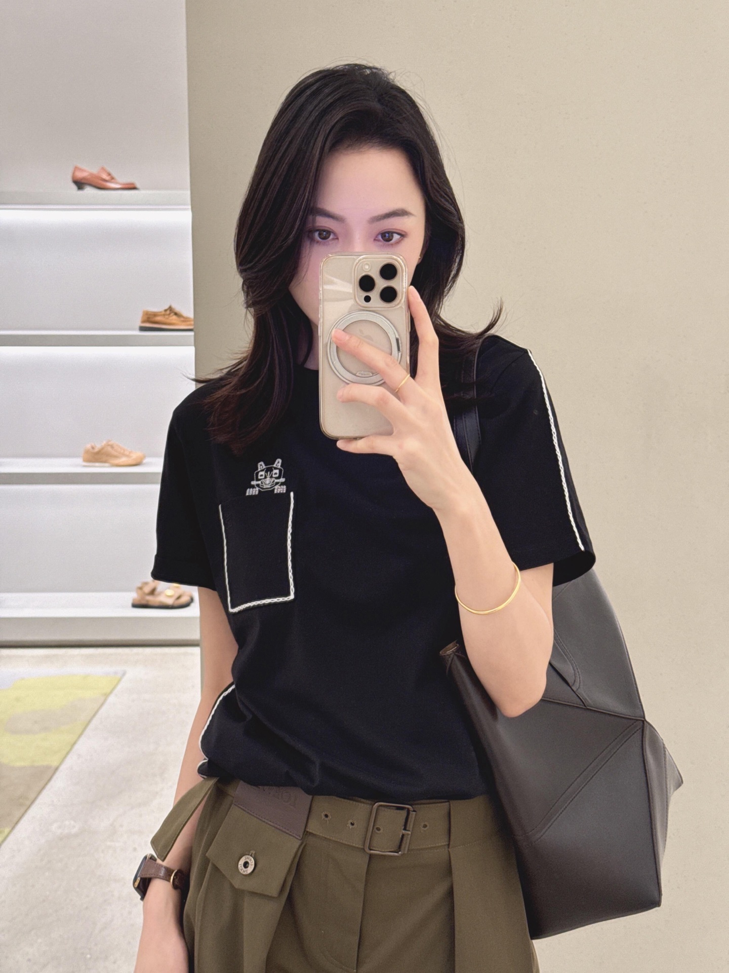 NO:656278,Loew*  Top quality production!  It is made of high-count pure cotton fabric, which is soft but not slumped, breathable, skin-friendly and not stuffy. It has three-dimensional cat embroidery on the chest + contrasting topstitch pockets, white chain embroidery on the edge of the pocket + side decorative strips, giving it a sweet and cool feeling. It has a regular loose fit, which can hide your body regardless of your body shape. It is suitable for daily commuting and going out on the street!  Ready for sale S/M/L,,louis vuitton,loewe,T-shirt,tees,t-shirt,alexander wang19860909Loew* x Louis Wain联名新款 口袋喵咪刺绣常规版型短袖T恤丨独家yb开发！顶级高版出品！选用高支纯棉面料,软而不塌,透气亲肤不闷汗,胸前立体猫咪刺绣+撞色明线口袋,口袋边缘的白色锁链绣+侧边装饰条,甜酷感直接拉满,常规宽松版型,不挑身形还能藏肉,日常通勤、出街都适配！现货发售S/M/L,,louis vuitton,loewe,T-shirt,tees，t-shirt,alexander wang,Women's clothing