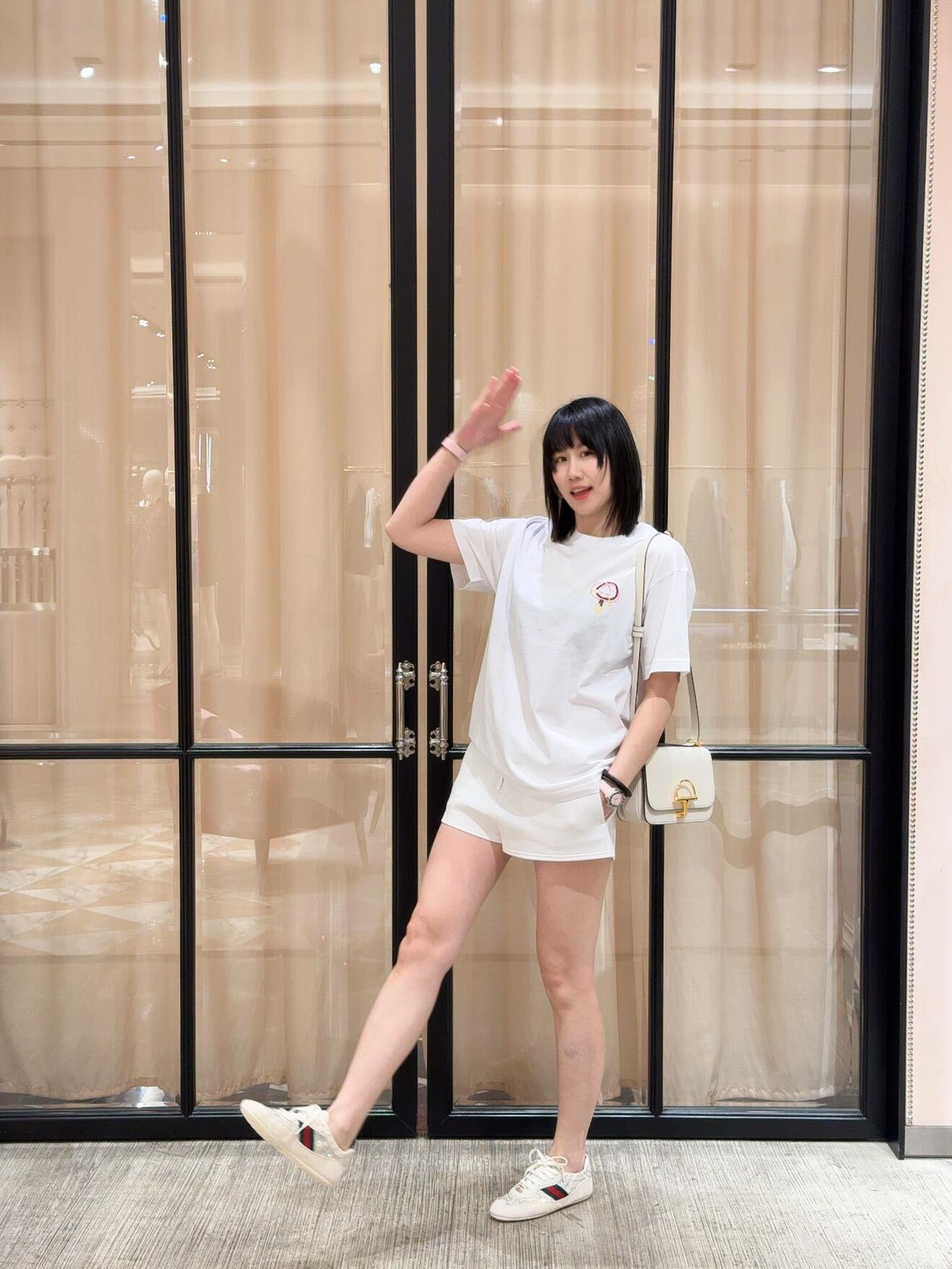 NO:657279,Guc*i Chinese New Year Series Embroidered Knitted Cotton Short-Sleeved T-Shirt丨Exclusively developed by yb!  High quality production!  The soft and waxy knitted cotton fabric is selected, with a breathable and skin-friendly 'cloud touch'. The loose fit is suitable for various body shapes, and it can hide the flesh casually without being picky. The New Year's limited edition embroidery on the chest - the classic double G logo combines cute zodiac elements, and the pink gold color has a festive atmosphere. It is exquisite but not exaggerated, and it will not be too ostentatious for daily wear~ Available in stock S/M/L,, gucci, T-shirt, tees, t-shirt, alexander  wang19860909Guc*i 中国新年系列 刺绣针织棉短袖T恤丨独家yb开发！高版出品！甄选软糯针织棉面料,自带透气亲肤的“云朵触感”,宽松版型适配各种身形,随性藏肉不挑人.胸前点睛的新年限定刺绣——经典双G标识融合萌趣生肖元素,粉金配色自带节日氛围感,精致又不浮夸,日常穿也不会太张扬~现货发售S/M/L,,gucci,T-shirt,tees，t-shirt,alexander wang,Women's clothing