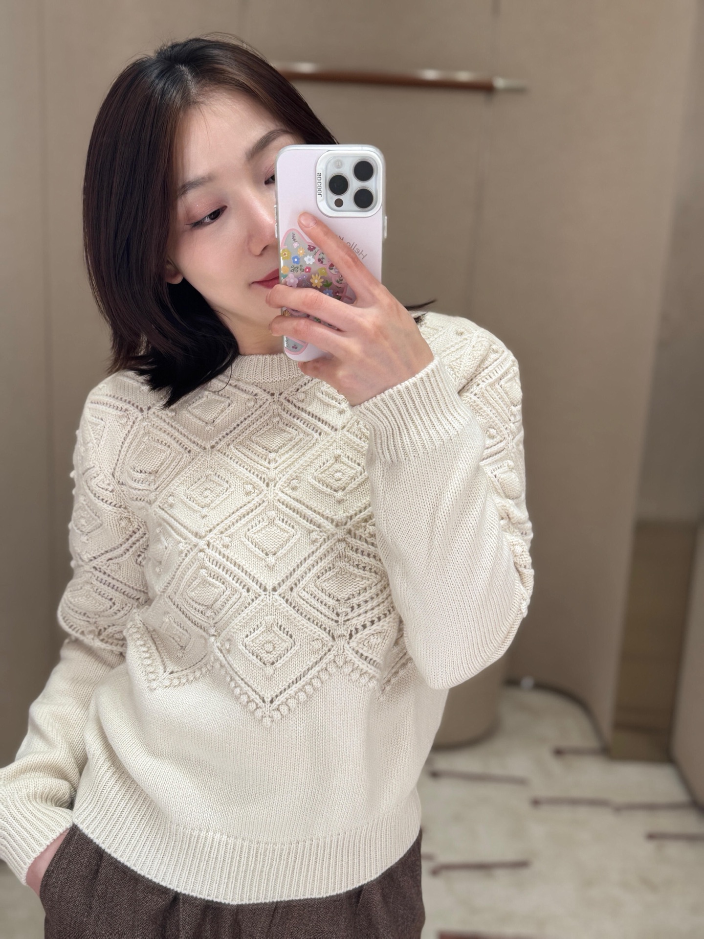 NO:658215,LoroPia*a 25Fw new autumn and winter hollow rhombus embossed sweater丨exclusively developed by yb!  Top quality production!  The wool and cashmere blended fabric has a warm, soft and waxy feel. The hollow rhombus embossed process outlines the three-dimensional texture. The off-white background is versatile and easy to match. Whether worn alone or layered, you can easily capture the lazy atmosphere of Italian elegance ~ Available now S/M/L,,loro piana, 19860909LoroPia*a 25Fw秋冬新款 镂空菱格浮雕针织衫丨独家yb开发！顶级高版出品！羊毛羊绒混纺面料自带温柔软糯触感,镂空菱格浮雕工艺勾勒出立体肌理感,米白底色百搭不挑人,无论是单穿还是内搭,都能轻松拿捏意式优雅的慵懒氛围～现货发售S/M/L,,loro piana, ,Women's clothing