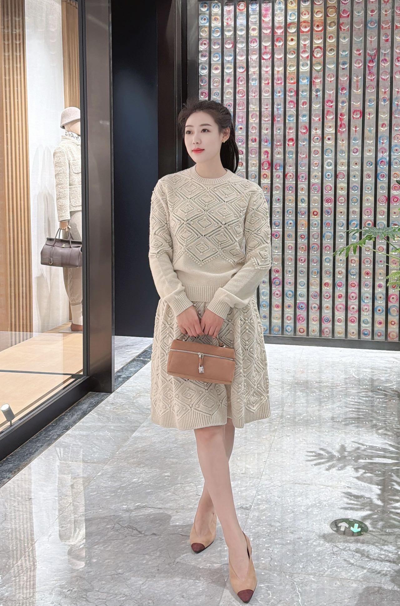 NO:658209,LoroPia*a 25Fw new autumn and winter style hollow rhombus embossed knitted skirt丨exclusively developed by yb!  Top quality production!  The wool and cashmere blended fabric is soft and skin-friendly. The hollow rhombus embossing process creates a three-dimensional texture. The off-white tone is gentle and versatile. The A-line skirt modifies the body shape. When paired with the same series of sweaters, it can easily outline the Italian elegant autumn and winter atmosphere. Available now. S/M/L, loro piana, skirts, alexander wang19860909LoroPia*a 25Fw秋冬新款 镂空菱格浮雕针织半裙丨独家yb开发！顶级高版出品！羊毛羊绒混纺面料软糯亲肤,镂空菱格浮雕工艺打造出立体肌理感,米白色调温柔百搭,A字裙摆修饰身形,搭配同系列针织衫,轻松勾勒意式优雅的秋冬氛围感～现货发售S/M/L,,loro piana,skirts,alexander wang,Women's clothing