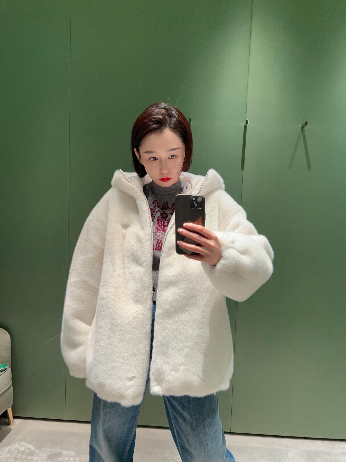 NO:658186,PRAD* 25FW new autumn and winter double-sided hooded jacket丨Exclusive high-end version!  One side is made of soft and waxy eco-friendly fur, with a lazy and high-end feel; the other side is made of matte nylon fabric, which is neat and modern. The hooded design takes into account both warmth and style, and the triangle logo hides the details, making it easy to capture the light and luxurious atmosphere of autumn and winter. Wearing two clothes at once unlocks N possible matching options. Available in stock S/M/L, prada, jackets & coats, hats, alexander wang19860909PRAD* 25FW秋冬新款 双面两穿连帽外套丨独家高版出品！一面是软糯环保皮草,自带慵懒高级感；一面是哑光尼龙面料,利落又摩登.连帽设计兼顾保暖与造型感,三角标暗藏细节,轻松拿捏秋冬轻奢氛围感,一衣两穿解锁N种搭配可能.现货发售S/M/L,,prada,jackets & coats,hats,alexander wang,Women's clothing