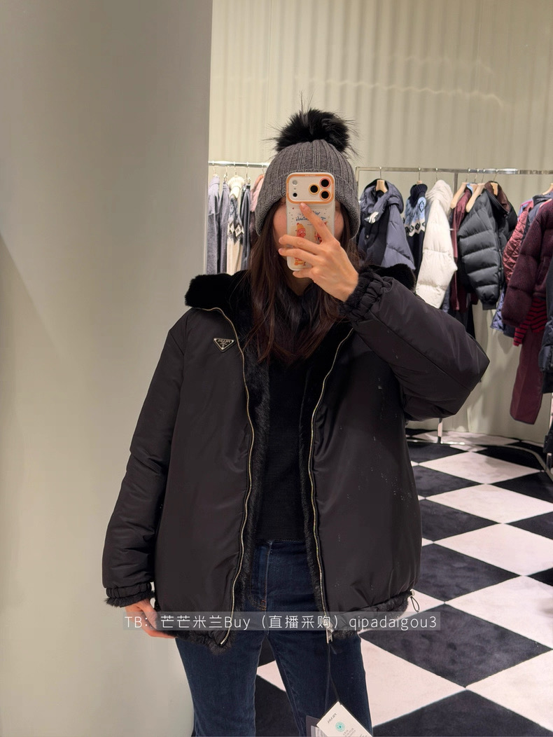 NO:658182,PRAD* 25FW new autumn and winter double-sided hooded jacket丨Exclusive high-end version!  One side is made of soft and waxy eco-friendly fur, with a lazy and high-end feel; the other side is made of matte nylon fabric, which is neat and modern. The hooded design takes into account both warmth and style, and the triangle logo hides the details, making it easy to capture the light and luxurious atmosphere of autumn and winter. Wearing two clothes at once unlocks N possible matching options. Available in stock S/M/L, prada, jackets & coats, hats, alexander wang19860909PRAD* 25FW秋冬新款 双面两穿连帽外套丨独家高版出品！一面是软糯环保皮草,自带慵懒高级感；一面是哑光尼龙面料,利落又摩登.连帽设计兼顾保暖与造型感,三角标暗藏细节,轻松拿捏秋冬轻奢氛围感,一衣两穿解锁N种搭配可能.现货发售S/M/L,,prada,jackets & coats,hats,alexander wang,Women's clothing