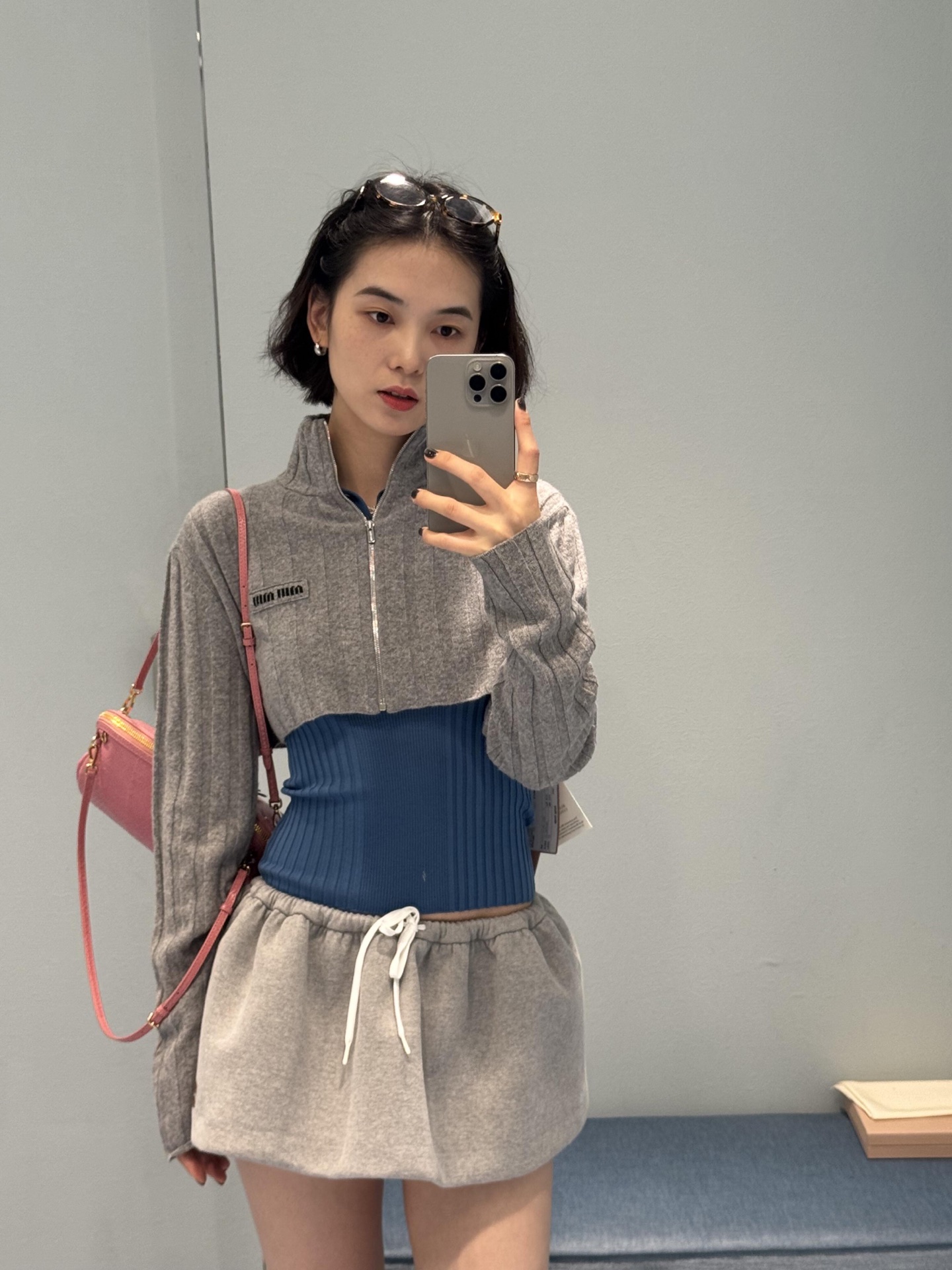 NO:658174,MiuMi* 25FW new autumn and winter ultra-short zipper knitted cardigan丨exclusively developed by yb!  Top quality production!  Fill up the sweet and cool atmosphere!  The ultra-short cut outlines the waistline, and the stand-up collar zipper design brings a sense of neatness. The soft and waxy wool and cashmere blended knitted fabric is skin-friendly and gentle. The classic gray tone is versatile and not picky. It goes well with suspenders and short skirts, and it is easy to match the sweet and spicy style of miu girls ~ Available now S/M/L,, miumiu, skirts, alexander wang19860909MiuMi* 25FW秋冬新款 超短拉链针织开衫丨独家yb开发！顶级高版出品！把甜酷氛围感拉满！超短款剪裁勾勒腰线,立领拉链设计自带利落感,软糯羊毛羊绒混纺针织面料亲肤又温柔,经典灰色调百搭不挑人.搭配吊带、短裙都超绝,轻松拿捏miu系少女的甜辣范儿～现货发售S/M/L,,miumiu,skirts,alexander wang,Women's clothing