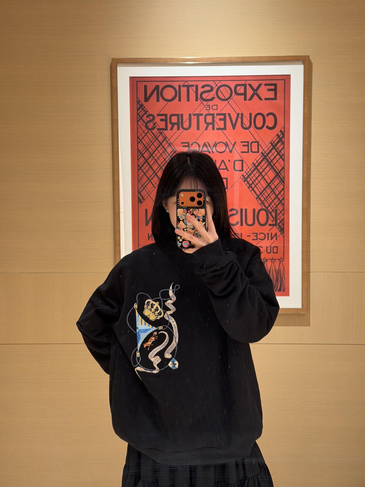 NO:658168,Louis Vuitt*n 25FW new autumn and winter new spirit fox embroidered round neck sweatshirt丨Exclusively developed by yb!  High quality production!  Bring a sense of artistry and luxury!  The classic black background brings out the exquisite details of the fox embroidery, and the patterns outlined by the silk thread are rich in layers, showing the level of craftsmanship. The loose silhouette is comfortable and not flattering on the body shape, and the pure cotton fabric is skin-friendly and breathable. The design of the same style for men and women makes the outfit more inclusive, and it is easy to create a high-end luxury trend. Ready for sale S/M/L, Louis Vuitton, hoodie, sweatshirts, alexander wang19860909Louis Vuitt*n 25FW秋冬新款 灵狐刺绣圆领卫衣丨独家yb开发！高版出品！把艺术感与奢华感拉满！经典黑色底色衬出灵狐刺绣的精致细节,丝线勾勒的图案层次丰富,尽显工艺水准.宽松廓形舒适不挑身形,纯棉面料亲肤透气,男女同款的设计让穿搭更具包容性,轻松打造高阶奢潮风.现货发售S/M/L,,louis vuitton,hoodie,sweatshirts,alexander wang,Women's clothing