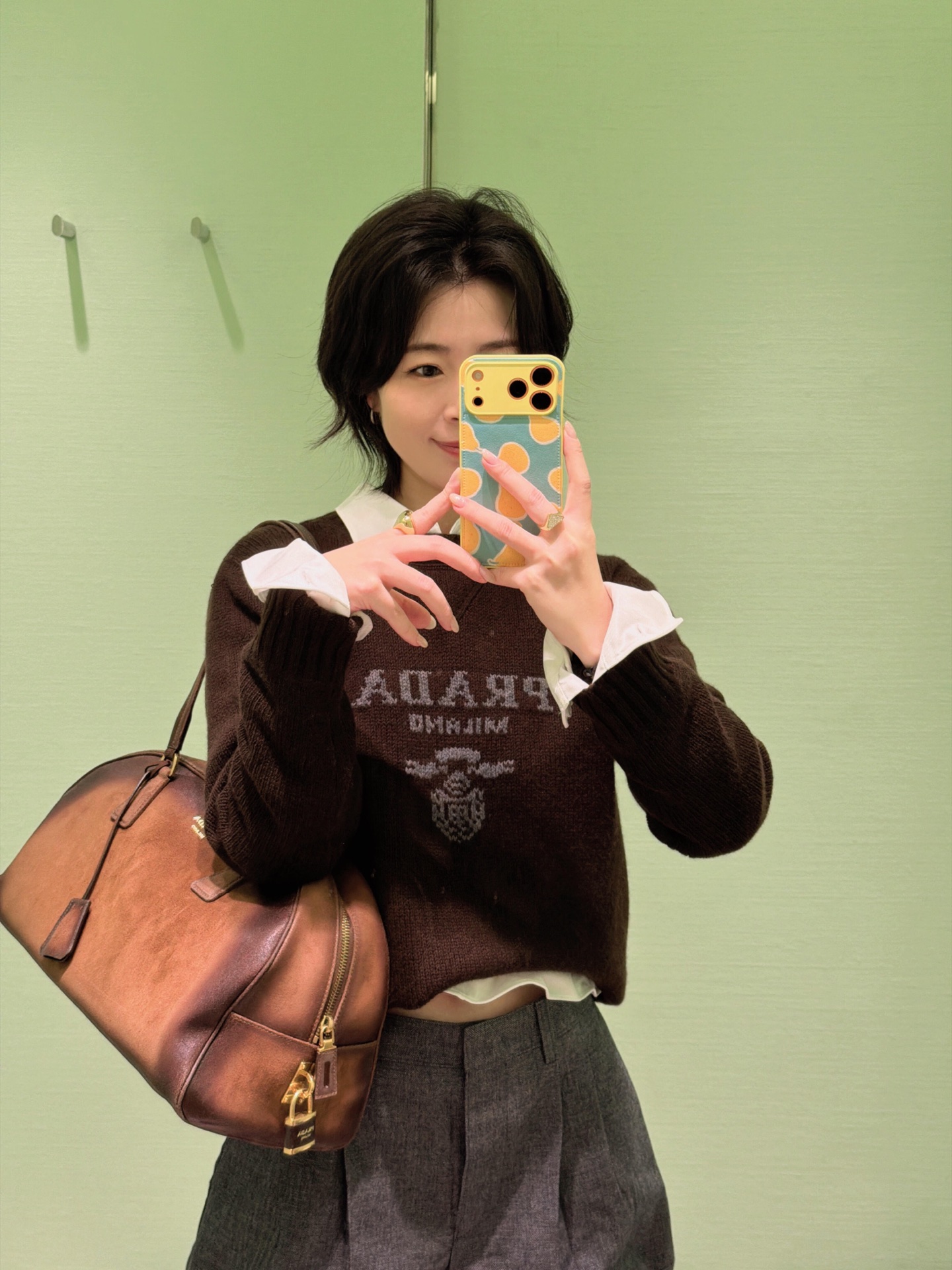 NO:658615,Prad* 25FW new autumn and winter wool and cashmere blended letter logo knitted sweater丨Exclusively developed by yb!  Top quality production!  The perfect fusion of softness and sophistication. The wool and cashmere blended fabric is skin-friendly and soft, with a warm texture; the letter logo jacquard design hides ingenuity, and the dark brown and gray brown color combinations interpret different atmospheres. The loose version does not pick up on the body shape, and it is easy to create a high-end lazy style in autumn and winter. Ready for sale S/M/L,, prada, sweaters, alexander wang19860909Prad* 25FW秋冬新款 羊毛羊绒混纺字母logo针织毛衣丨独家yb开发！顶级高版出品！将柔软与精致完美融合.羊毛羊绒混纺面料亲肤软糯,自带温暖质感；字母logo提花设计暗藏巧思,深棕与灰棕拼色两款诠释不同氛围,宽松版型不挑身形,轻松打造秋冬高级慵懒风.现货发售S/M/L,,prada,sweaters,alexander wang,Women's clothing