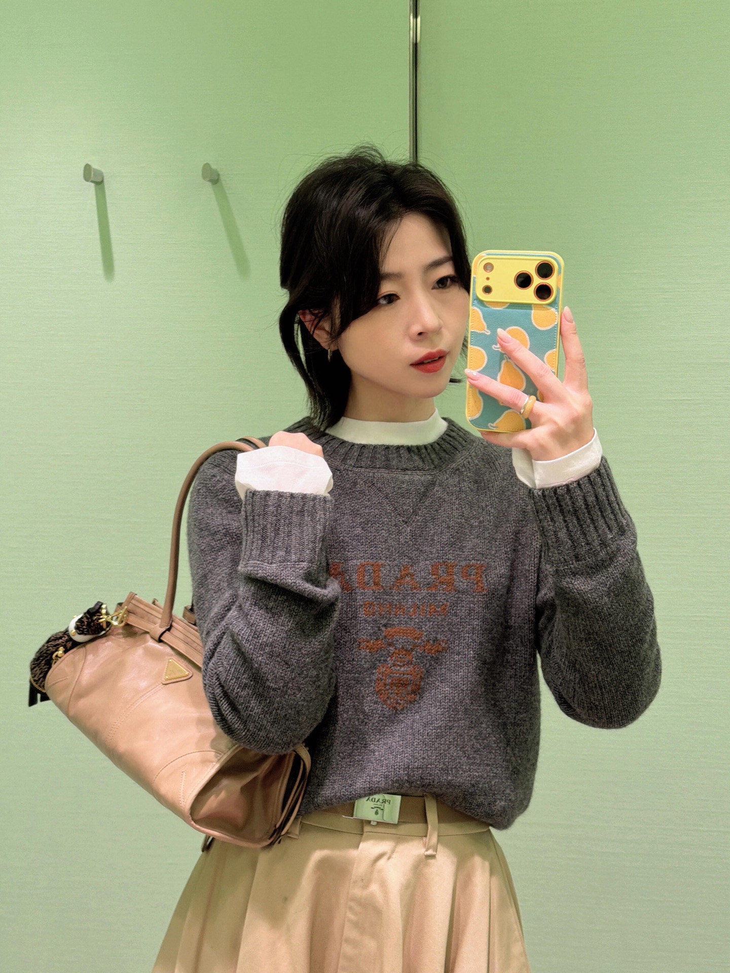 NO:658612,Prad* 25FW new autumn and winter wool and cashmere blended letter logo knitted sweater丨Exclusively developed by yb!  Top quality production!  The perfect fusion of softness and sophistication. The wool and cashmere blended fabric is skin-friendly and soft, with a warm texture; the letter logo jacquard design hides ingenuity, and the dark brown and gray brown color combinations interpret different atmospheres. The loose version does not pick up on the body shape, and it is easy to create a high-end lazy style in autumn and winter. Ready for sale S/M/L,, prada, sweaters, alexander wang19860909Prad* 25FW秋冬新款 羊毛羊绒混纺字母logo针织毛衣丨独家yb开发！顶级高版出品！将柔软与精致完美融合.羊毛羊绒混纺面料亲肤软糯,自带温暖质感；字母logo提花设计暗藏巧思,深棕与灰棕拼色两款诠释不同氛围,宽松版型不挑身形,轻松打造秋冬高级慵懒风.现货发售S/M/L,,prada,sweaters,alexander wang,Women's clothing