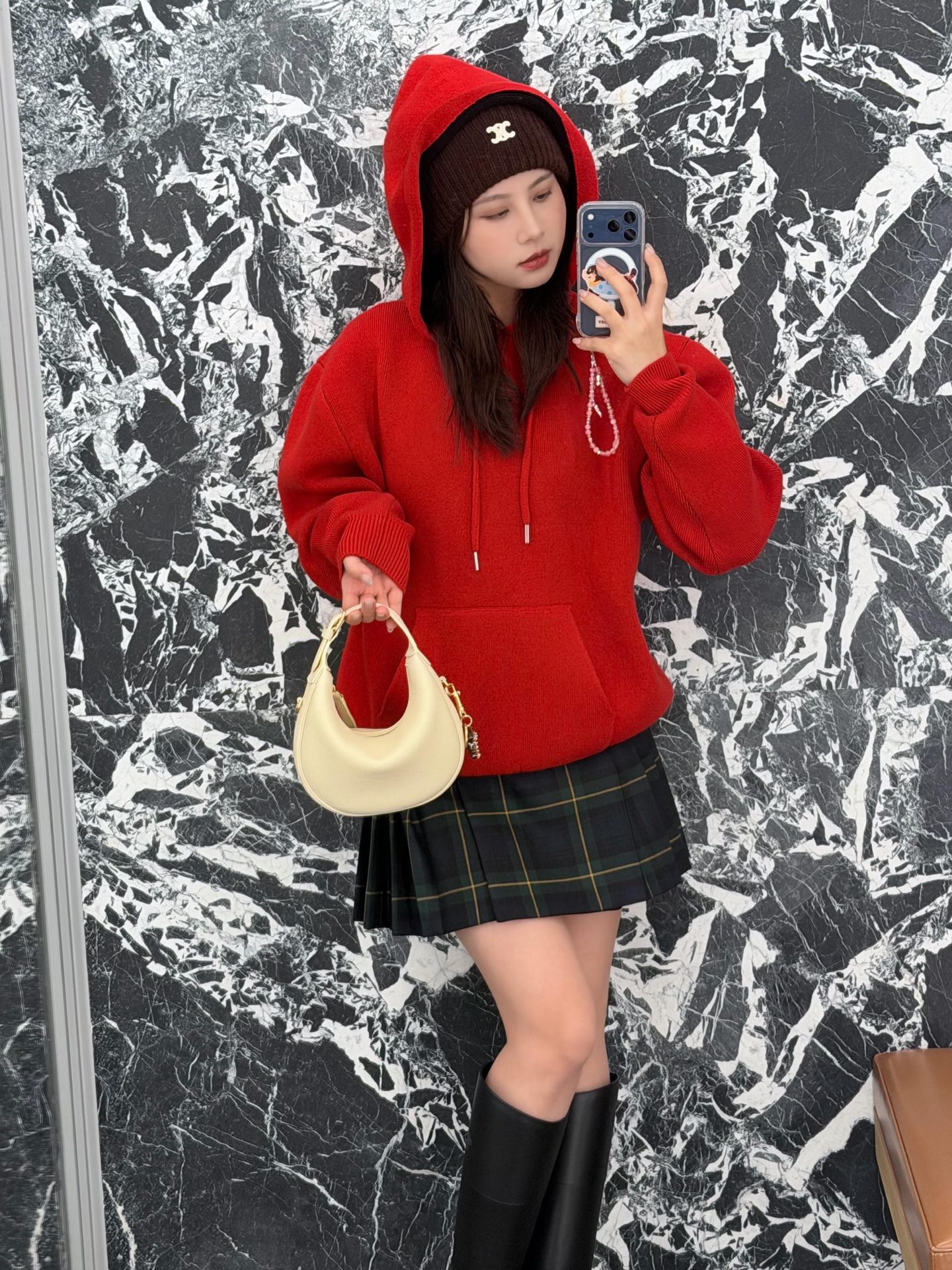 NO:658619,Celin* 26Ss early spring new Arc de Triomphe cashmere hooded sweater | Exclusively developed by yb!  Top quality production!  It is made of fine cashmere blend, which is light and warm without weighing down the body. It is as soft as a cloud against the skin. It has the iconic blue Arc de Triomphe jacquard on the chest. The contrasting color is not obvious and makes it highly recognizable. The hood is lined with contrasting sapphire blue, and the hat rope is equipped with a metal rope head. The details are exquisite. It is comfortable to wear alone or layered in early spring, taking into account both appearance and practicality!  Available in stock S/M/L,,celine,hats,alexander wang19860909Celin* 26Ss早春新款 凯旋门羊绒连帽针织衫丨独家yb开发！顶级高版出品！选用细腻羊绒混纺,轻暖不压身,贴肤是云朵般的软和,胸前标志性蓝色凯旋门提花,撞色点睛不张扬,辨识度拉满,连帽内衬撞色宝蓝,帽绳配金属绳头,细节处都是精致感,早春单穿、叠搭都舒服,兼顾颜值与实穿性！现货发售S/M/L,,celine,hats,alexander wang,Women's clothing