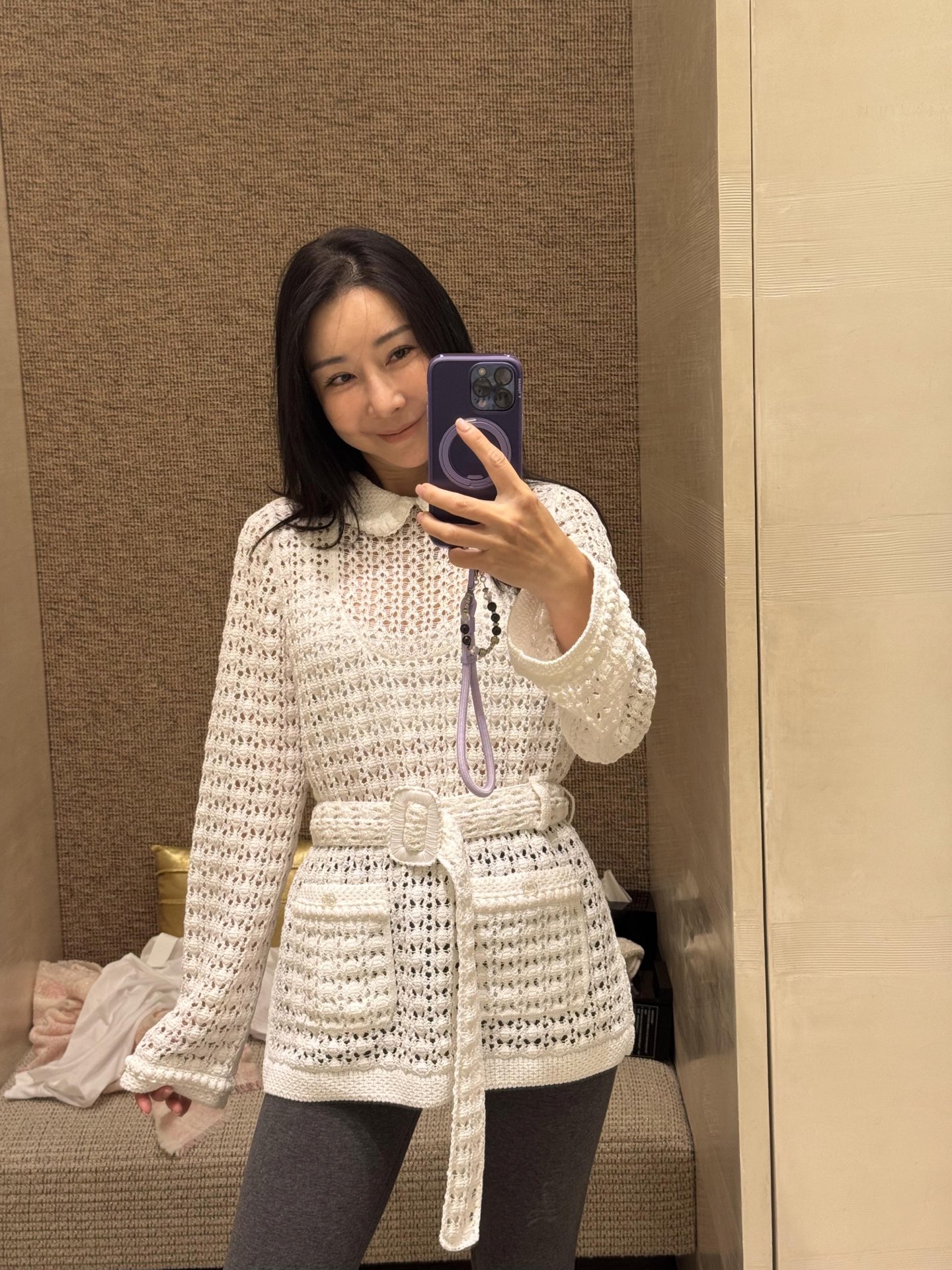 NO:658623,Chan*l 26C Advanced Handicraft Workshop Series Hollow Knitted Top丨Exclusively developed by yb!  Top quality production!  The doll collar outlines a smart girly look, the hollow crochet craftsmanship blends French elegance, the waist belt of the same material tightens the graceful waistline, and the white gauze-like texture reveals a hazy texture under the light and shadow. Every stitch is the ingenuity of the haute couture workshop, blending her classic elegance into daily romance. Ready for sale S/M/L,,chanel,alexander wang19860909Chan*l 26C高级手工坊系列 镂空针织上衣丨独家yb开发！顶级高版出品！娃娃领勾勒灵动少女感,镂空钩织工艺糅合法式优雅,腰间同材质腰带收束出曼妙腰线,白纱般的肌理在光影下漾出朦胧质感,每一针都是高定工坊的匠心,把ta 的经典优雅揉进日常的浪漫里.现货发售S/M/L,,chanel,alexander wang,Women's clothing