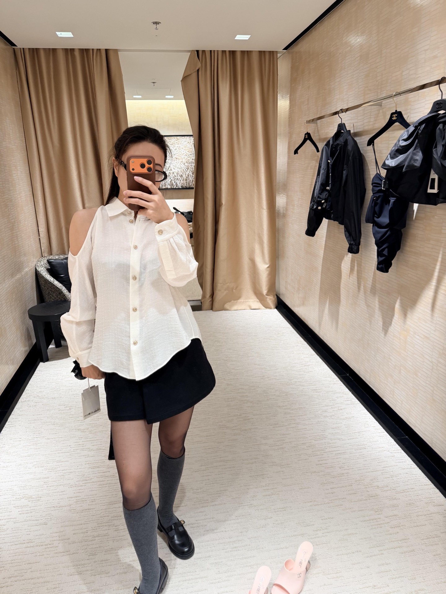 NO:658635,Chanel 26C high-end handmade series off-shoulder shirt丨Exclusive high-end version!  The lapel outlines the classic French silhouette, the off-the-shoulder design is infused with agility and subtlety, the hidden patterns on the body hide the iconic exquisite details, the light fabric has a hazy sense of transparency, and the loose tailoring adapts to various body shapes, hiding the ingenuity of the haute couture workshop into everyday elegance. Ready for sale S/M/L,, chanel, shirts, alexander wang19860909Chanel 26C高级手工坊系列露肩衬衫丨独家高版出品！翻领勾勒经典法式轮廓,露肩设计揉入灵动小心机,衣身暗纹藏着标志性的精致细节,轻盈的面料带着朦胧的通透感,宽松剪裁适配各种身形,把高定工坊的匠心藏进日常的优雅里.现货发售S/M/L,,chanel,shirts,alexander wang,Women's clothing