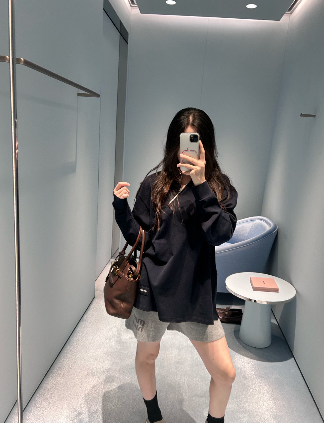 NO:658641,MiuMiu 25FW new autumn and winter style side zipper Polo collar long sleeves丨Exclusively developed by yb!  Top quality production!  The diagonal side zipper design breaks the dullness of the classic Polo, the thin white stripes on the collar outline the sweetness of the college style, the letter embroidery hides the brand's ingenuity, and the loose tailoring creates a casual oversize atmosphere, which brings out Miu's iconic sweet and cool girly feel. It is super stylish when layered and worn alone in autumn and winter. Ready for sale S/M/L,, miumiu, versace, alexander wang19860909MiuMiu 25FW秋冬新款 侧拉链Polo领长袖丨独家yb开发！顶级高版出品！斜侧拉链设计打破经典Polo的沉闷感,领口细白条纹勾勒出学院风甜意,字母刺绣暗藏品牌巧思,宽松剪裁营造出随性的oversize氛围,把Miu标志性的甜酷少女感拉满,秋冬叠穿单穿都超有范儿.现货发售S/M/L,,miumiu,versace,alexander wang,Women's clothing