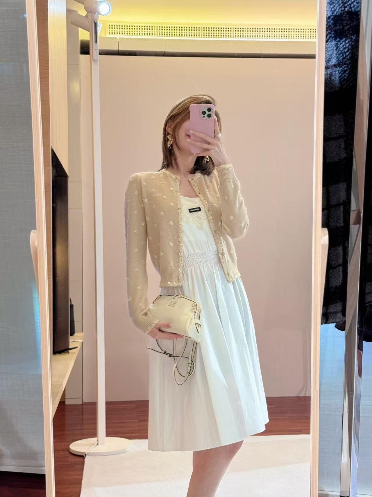 NO:659014,Miumi* 25FW new autumn and winter heavy beaded knitted cardigan丨exclusively developed by yb!  High quality production!  It can be called a sweet girl’s heart-warming shirt!  The gentle milk tea apricot color has a soft and waxy texture, and the scattered bead decorations all over the body are the finishing touch. The fine luster is reflected under the light, and the exquisiteness is hidden in the details. The short cut raises the waistline, and paired with a plaid skirt, it is a classic miu girl. Wearing it alone can support the atmosphere. The sweet, cool and sophisticated feeling in autumn and winter depends on it~ Ready for sale S/M/L,, miumiu, skirts, alexander wang19860909Miumi* 25FW秋冬新款 重工钉珠针织开衫丨独家yb开发！高版出品！堪称甜妹的心动战袍！温柔的奶茶杏色自带软糯质感,全身错落的钉珠装饰是点睛之笔,灯光下折射出细碎光泽,把精致藏在细节里.短款剪裁拉高腰线,搭配格纹半裙就是经典miu系少女,单穿内搭都能撑起氛围感,秋冬的甜酷精致感全靠它拿捏～现货发售S/M/L,,miumiu,skirts,alexander wang,Women's clothing