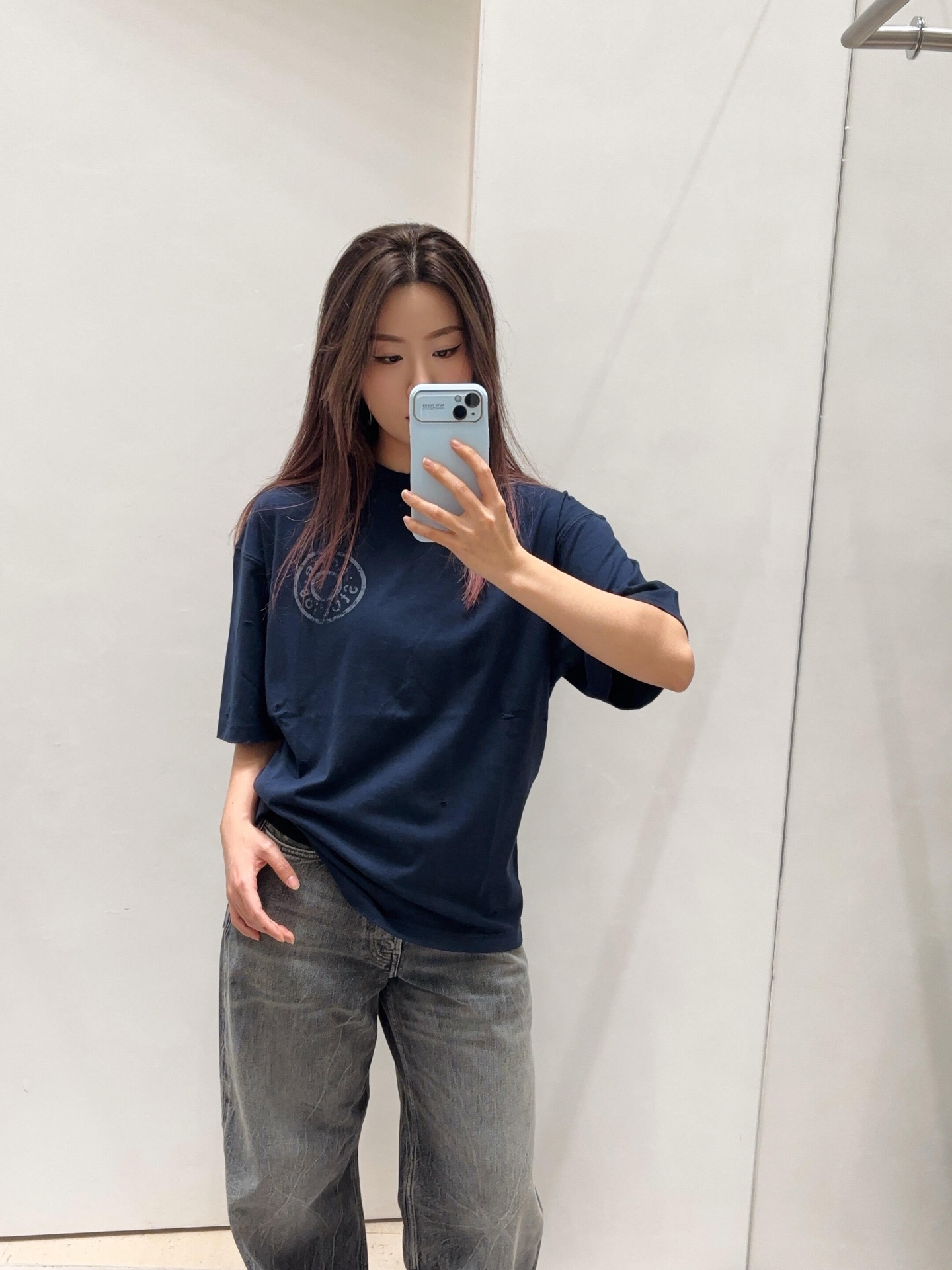 NO:659008,Acne Studi*s 26Ss early spring new style button printed distressed hole short-sleeved T-shirt丨Exclusively developed by yb!  High quality production!  It can be called the soul piece of a trendy person’s wardrobe!  The navy blue color has a retro texture, and the distressed hole design breaks the monotony. The button print on the chest is low-key and recognizable. The oversized version is lazy and casual, and can easily match the loose feeling on the street. Paired with wide-leg jeans, it is an American retro style. Paired with overalls, you can wear a hardcore street style. It supports the trendy and cool style in early spring ~ Available now S/M/L,,acne  studios,versace,jeans,T-shirt,tees,t-shirt,alexander wang19860909Acne Studi*s 26Ss早春新款 纽扣印花做旧破洞短袖T恤丨独家yb开发！高版出品！堪称潮人衣橱的灵魂单品！藏青色调自带复古质感,做旧破洞设计打破单调,胸口的纽扣印花低调又有辨识度,oversize版型慵懒随性,轻松拿捏街头松弛感.搭配阔腿牛仔裤就是美式复古风,配工装裤又能穿出硬核街头范,早春的潮酷造型全靠它撑场～现货发售S/M/L,,acne studios,versace,jeans,T-shirt,tees，t-shirt,alexander wang,Women's clothing