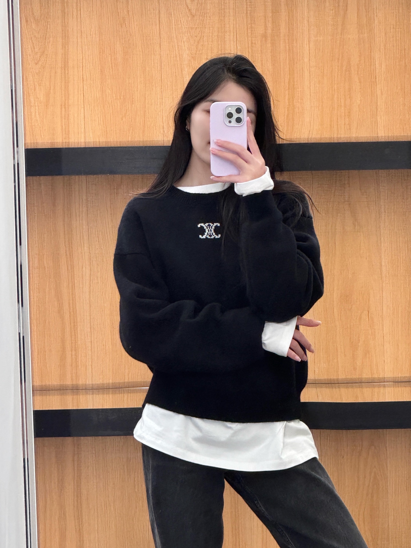 NO:658987,Celin* 25FW new autumn and winter Arc de Triomphe jacquard short wool sweater | Exclusively developed by yb!  Top quality production!  It is a favorite item for autumn and winter lovers of minimalist style!  The classic gray and black tones interpret French simplicity. The fine wool fabric is selected to be soft and skin-friendly. The Arc de Triomphe jacquard on the chest is low-key and recognizable. The short cut optimizes body proportions and easily creates golden lines that are short at the top and long at the bottom. The loose version is lazy and not procrastinating, so it is clean when worn alone.  With a cool and high-end feel, layering shirts can create a full-layered autumn and winter look. It is the core item of French light luxury wear. Available in stock S/M/L,,celine,sweaters,shirts,gold,alexander  wang19860909Celin* 25FW秋冬新款 凯旋门提花短款羊毛毛衣丨独家yb开发！顶级高版出品！是极简风爱好者的秋冬心动单品！经典的灰色与黑色调诠释法式简约,精选细腻羊毛面料软糯亲肤,胸口的凯旋门提花低调又有辨识度,短款剪裁优化身材比例,轻松打造上短下长的黄金线条.宽松的版型慵懒不拖沓,单穿是清冷高级感,叠穿衬衫又能打造层次感满满的秋冬造型,是法式轻奢穿搭的核心单品.现货发售S/M/L,,celine,sweaters,shirts,gold,alexander wang,Women's clothing