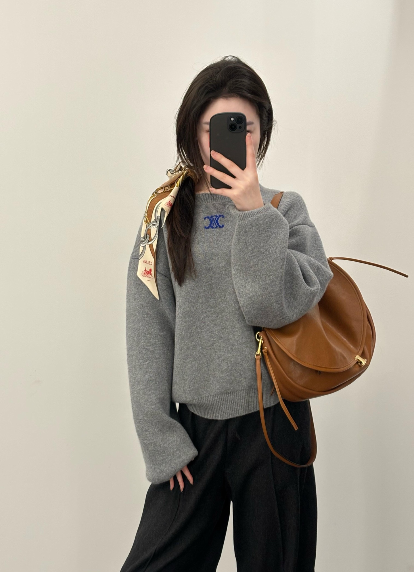 NO:658983,Celin* 25FW new autumn and winter Arc de Triomphe jacquard short wool sweater | Exclusively developed by yb!  Top quality production!  It is a favorite item for autumn and winter lovers of minimalist style!  The classic gray and black tones interpret French simplicity. The fine wool fabric is selected to be soft and skin-friendly. The Arc de Triomphe jacquard on the chest is low-key and recognizable. The short cut optimizes body proportions and easily creates golden lines that are short at the top and long at the bottom. The loose version is lazy and not procrastinating, so it is clean when worn alone.  With a cool and high-end feel, layering shirts can create a full-layered autumn and winter look. It is the core item of French light luxury wear. Available in stock S/M/L,,celine,sweaters,shirts,gold,alexander  wang19860909Celin* 25FW秋冬新款 凯旋门提花短款羊毛毛衣丨独家yb开发！顶级高版出品！是极简风爱好者的秋冬心动单品！经典的灰色与黑色调诠释法式简约,精选细腻羊毛面料软糯亲肤,胸口的凯旋门提花低调又有辨识度,短款剪裁优化身材比例,轻松打造上短下长的黄金线条.宽松的版型慵懒不拖沓,单穿是清冷高级感,叠穿衬衫又能打造层次感满满的秋冬造型,是法式轻奢穿搭的核心单品.现货发售S/M/L,,celine,sweaters,shirts,gold,alexander wang,Women's clothing