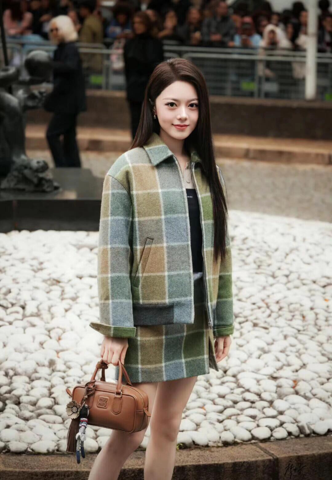 NO:658974,Miu Mi* 25FW new autumn and winter contrasting plaid short jacket | Exclusively developed by yb!  Top quality production!  The retro yellow and green plaid outlines a lazy and casual girlish tone. The wool blended fabric has a soft and waxy texture. The neat short cut is matched with a lapel zipper design, which cleverly combines college style and modernity. The contrasting plaid texture collides with the brand logo embroidery, and the details are full of Miu Miu's sweetness. Pair it with the same series of plaid skirts to easily create an autumn and winter atmosphere. Ready for sale S/M/L,, miumiu, skirts, jackets &  coats,jackets & coats,alexander wang19860909Miu Mi* 25FW秋冬新款 撞色格纹短夹克外套丨独家yb开发！顶级高版出品！以复古黄绿调格纹勾勒慵懒随性的少女腔调,羊毛混纺面料糅合软糯质感,利落短款剪裁搭配翻领拉链设计,将学院风与摩登感巧妙融合.撞色格纹肌理碰撞品牌徽标刺绣,细节处尽显缪缪式甜酷,搭配同系列格纹半裙,轻松打造秋冬氛围感造型.现货发售S/M/L,,miumiu,skirts,jackets & coats,jackets & coats,alexander wang,Women's clothing