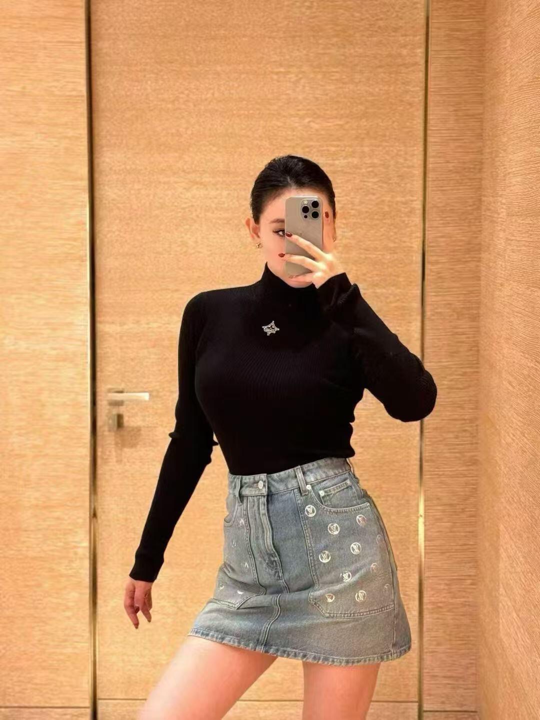 NO:658971,Louis Vuitt*n 25FW new autumn and winter style sequined big pocket straight denim mini skirt丨Exclusively developed by yb!  Top quality production!  Selected retro washed denim fabric, neat straight cut outlines the neat waistline, and the large pocket design is integrated with the brand's classic Monogram sequin embroidery, cleverly integrating the frankness of workwear style with the exquisiteness of haute couture craftsmanship. The light blue denim background is paired with sparkling sequin details, and the retro style is modern. Whether it is paired with a simple knitted or plaid jacket, it can be the finishing touch of the look. Available now in S/M/L, Louis Vuitton, skirts, jackets  & coats,alexander wang19860909Louis Vuitt*n 25FW秋冬新款 亮片大口袋直筒丹宁迷你半裙丨独家yb开发！顶级高版出品！甄选复古水洗丹宁面料,利落直筒剪裁勾勒利落腰线,大口袋设计融入品牌经典Monogram亮片刺绣,将工装风的率性与高定工艺的精致巧妙融合.浅蓝丹宁底色搭配闪耀亮片细节,复古中透着摩登格调,无论是搭配简约针织还是格纹外套,都能成为造型的点睛之笔.现货发售S/M/L,,louis vuitton,skirts,jackets & coats,alexander wang,Women's clothing