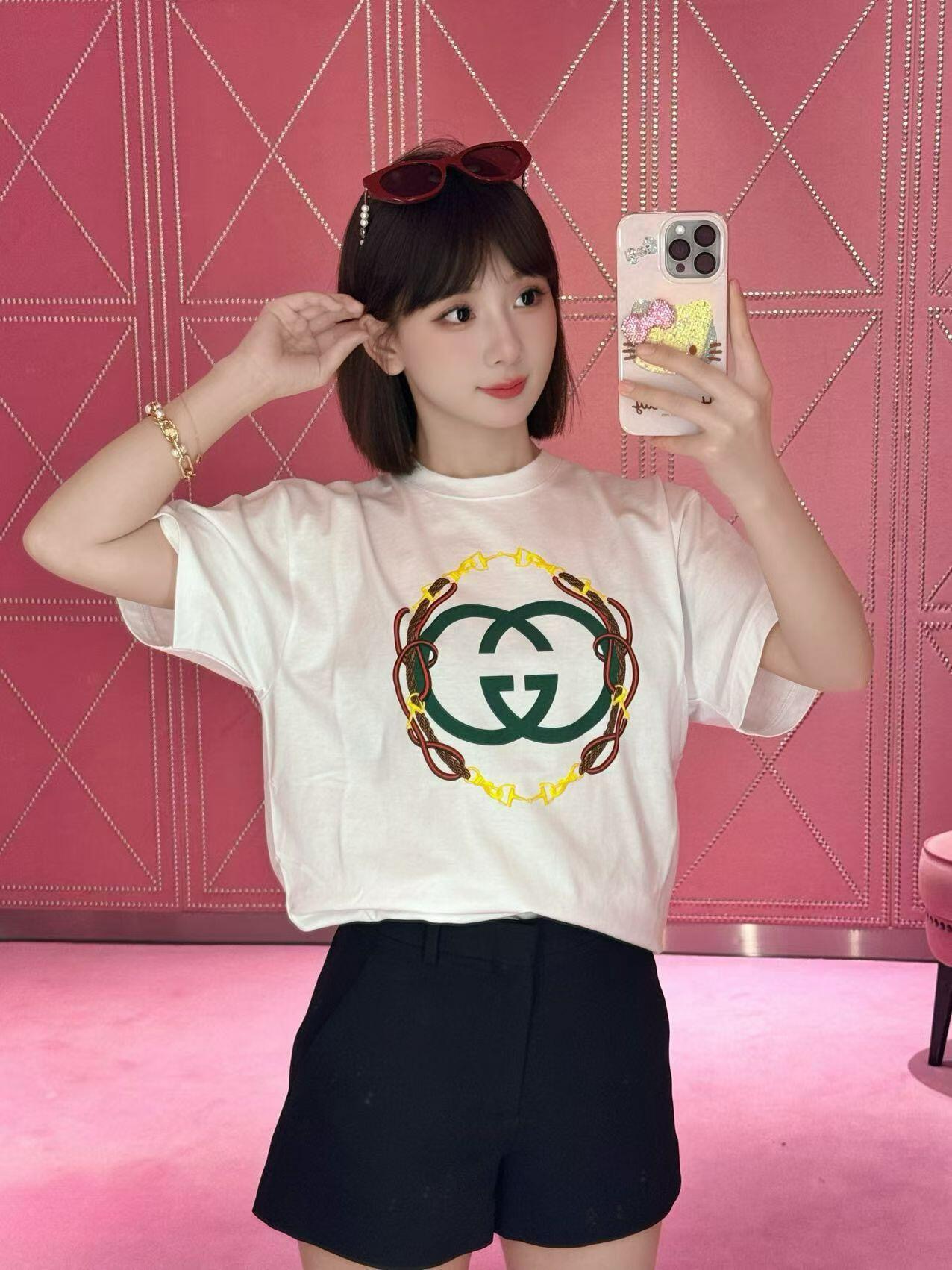 NO:658959,Guc*i 26Ss New Year series interlocking printed round neck short-sleeved T-shirt | Exclusively developed by yb!  Top quality production!  The soft cotton fabric is selected to create a skin-friendly texture, and the classic round neck is matched with a loose silhouette, which is suitable for various wearing scenarios. The double G interlocking logo is surrounded by a snake chain on the front, integrating the New Year zodiac elements and the brand's classic symbols. The red, yellow and green contrasting prints brighten the vision. Gray, white and pink are available, which cleverly combines retro luxury and festive atmosphere. It is a personalized choice for the New Year's look. Ready for sale S/M/L,, gucci, T-shirt, tees, t-shirt, alexander wang19860909Guc*i 26Ss新年系列互扣饰印花圆领短袖T恤丨独家yb开发！顶级高版出品！甄选柔软棉质面料打造亲肤质感,经典圆领搭配宽松廓形,适配多元穿搭场景.正面以蛇纹链条环绕双G互扣标识,融合新年生肖元素与品牌经典符号,红黄绿撞色印花点亮视觉,灰、白、粉三色可选,将复古奢华与节日氛围巧妙结合,是新年造型的个性之选.现货发售S/M/L,,gucci,T-shirt,tees，t-shirt,alexander wang,Women's clothing