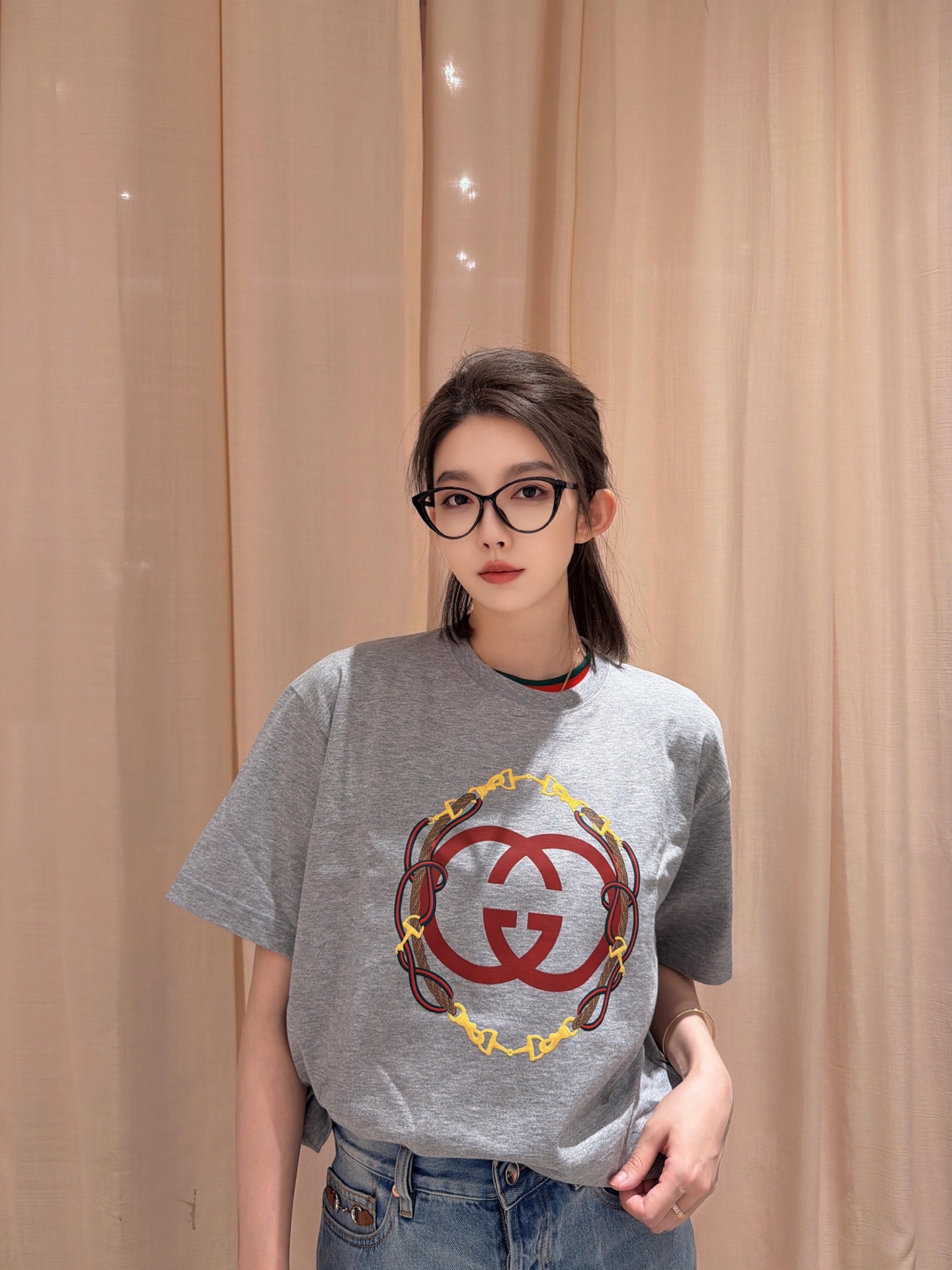 NO:658953,Guc*i 26Ss New Year series interlocking printed round neck short-sleeved T-shirt | Exclusively developed by yb!  Top quality production!  The soft cotton fabric is selected to create a skin-friendly texture, and the classic round neck is matched with a loose silhouette, which is suitable for various wearing scenarios. The double G interlocking logo is surrounded by a snake chain on the front, integrating the New Year zodiac elements and the brand's classic symbols. The red, yellow and green contrasting prints brighten the vision. Gray, white and pink are available, which cleverly combines retro luxury and festive atmosphere. It is a personalized choice for the New Year's look. Ready for sale S/M/L,, gucci, T-shirt, tees, t-shirt, alexander wang19860909Guc*i 26Ss新年系列互扣饰印花圆领短袖T恤丨独家yb开发！顶级高版出品！甄选柔软棉质面料打造亲肤质感,经典圆领搭配宽松廓形,适配多元穿搭场景.正面以蛇纹链条环绕双G互扣标识,融合新年生肖元素与品牌经典符号,红黄绿撞色印花点亮视觉,灰、白、粉三色可选,将复古奢华与节日氛围巧妙结合,是新年造型的个性之选.现货发售S/M/L,,gucci,T-shirt,tees，t-shirt,alexander wang,Women's clothing