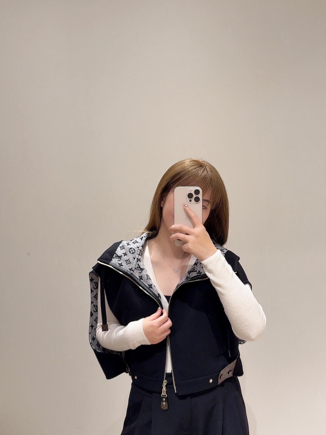 NO:663474,Louis Vuitto* 25Fw new autumn and winter cashmere blend double-sided nylon hooded vest丨Exclusively developed by yb!  Top quality production!  The luxurious experience of cashmere blend!  The double-sided nylon process makes the fabric both soft and crisp, and the hooded design adds a casual feel. The iconic Monogram jacquard blooms quietly on the side of the body, low-key highlighting the identity. The short cut optimizes the body proportions, whether it is paired with a shirt, a sweater or a dress, it can create a high-end and casual autumn and winter look. Ready for sale S/M/L, Louis Vuitton, skirts, shirts, hats,  19860909Louis Vuitto* 25Fw秋冬新款 羊绒混纺双面尼连帽马甲丨独家yb开发！顶级高版出品！羊绒混纺的奢级体验！双面尼工艺让面料兼具柔软与挺括,连帽设计增添休闲感,标志性Monogram提花在衣身侧边悄然绽放,低调彰显身份.短款剪裁优化身材比例,无论是搭配衬衫、针织衫还是连衣裙,都能打造出高级又随性的秋冬造型.现货发售S/M/L,,louis vuitton,skirts,shirts,hats, ,Women's clothing