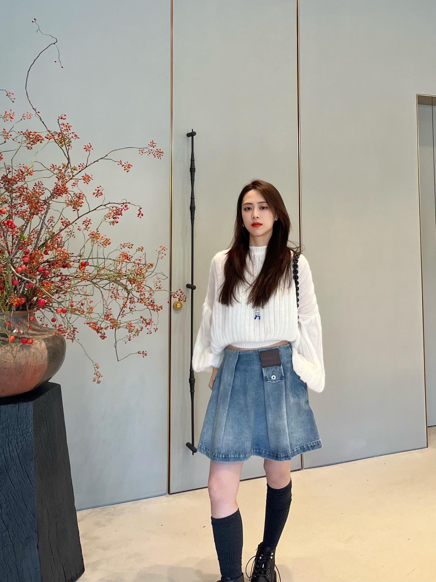 NO:663483,Loew* 26Ss early spring new classic denim pleated skirt | Exclusive high-end version!  Selected washed denim fabric, with a retro and distressed texture, iconic three-dimensional pleated tailoring, outlines a smart A-line skirt, easily modifies the crotch line, and shows a girlish sense of playfulness when walking; the leather logo on the side is matched with metal buttons, and the details highlight the brand style, retro and modern collide to create a unique charm. Light blue washed/charcoal black distressed two-tone is available, ready for sale S/M/L, loewe, skirts,  19860909Loew* 26Ss早春新款 经典丹宁牛仔百褶短裙丨独家高版出品！甄选水洗牛仔面料,自带复古做旧质感,标志性立体百褶剪裁,勾勒出灵动A字裙摆,轻松修饰胯部线条,行走间尽显少女俏皮感；侧边皮质标章搭配金属纽扣,细节处彰显品牌格调,复古与摩登碰撞出独特魅力.浅蓝水洗/炭黑做旧双色调可选,现货发售S/M/L,,loewe,skirts, ,Women's clothing