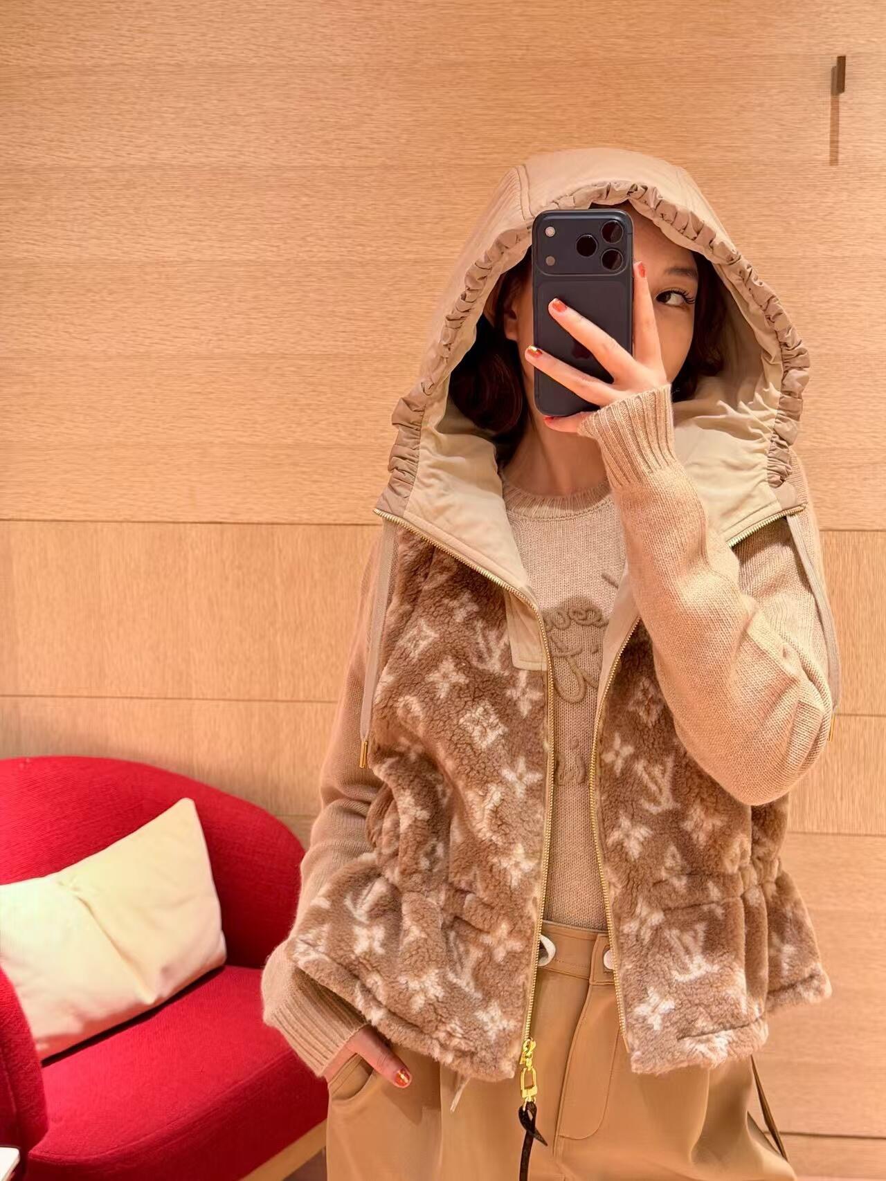 NO:663465,Louis Vuitt*n 25Fw new autumn and winter zipper Teddy hooded vest | Exclusively developed by yb!  Top quality production!  The soft and waxy teddy velvet fabric is selected, with a fluffy and warm touch. The classic Monogram all-over print covers the body, and the retro caramel tones give a luxurious texture; the metal zipper is matched with a drawstring hood design, and the details highlight the brand's ingenuity; the waist cut cleverly outlines the waistline, and the loose silhouette is not flattering to the body shape, creating a casual and high-end dressing atmosphere. Ready for sale S/M/L, Louis Vuitton, Hats, Alexander Wang19860909Louis Vuitt*n 25Fw秋冬新款拉链泰迪连帽背心马甲丨独家yb开发！顶级高版出品！甄选软糯泰迪绒面料,触感蓬松温暖,经典Monogram满印图案覆盖衣身,复古焦糖色调尽显奢华质感；金属拉链搭配抽绳连帽设计,细节处彰显品牌匠心；收腰剪裁巧妙勾勒腰线,宽松廓形不挑身形,打造随性又高级的穿搭氛围.现货发售S/M/L,,louis vuitton,hats, ,Women's clothing