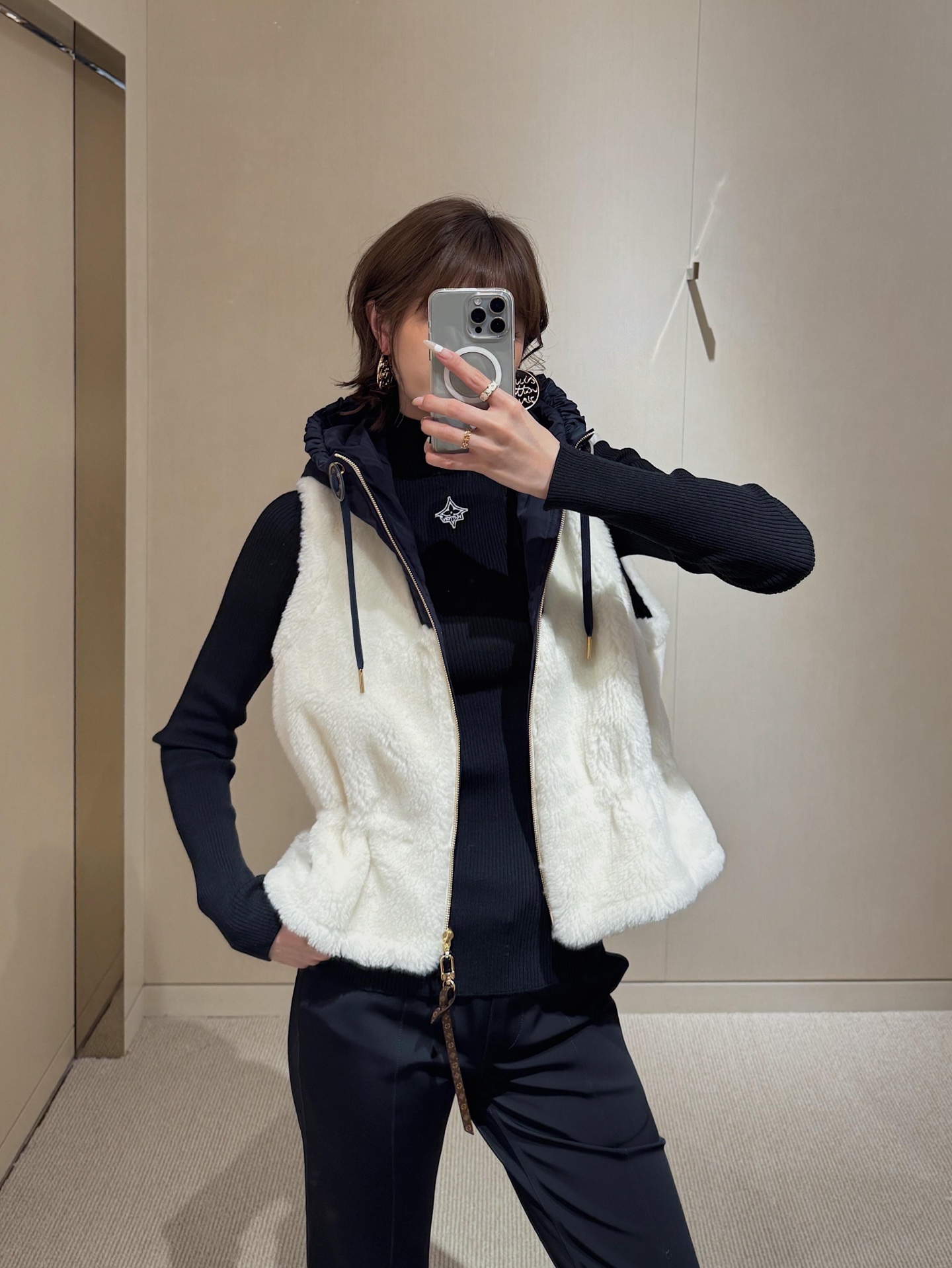 NO:663457,Louis Vuitton 25FW new autumn and winter white teddy velvet hooded vest丨Exclusively developed by yb!  Top quality production!  The soft and waxy teddy velvet fabric is selected and feels as fluffy as clouds. It is paired with navy blue nylon hooded splicing, which has both warmth and windproof properties. The classic white and blue contrast colors create a simple and high-end feel. The three-dimensional embroidered logo pattern on the back is eye-catching without losing style; gold  It has a zipper and drawstring hood design, and the details show the brand's craftsmanship; the loose silhouette does not flatter the body shape, and the waist cut cleverly modifies the waistline, easily creating a casual and lazy dressing atmosphere. Available now in S/M/L,, louis  vuitton,hats, 19860909Louis Vuitton 25FW秋冬新款 白色泰迪绒连帽马甲丨独家yb开发！顶级高版出品！甄选软糯泰迪绒面料,触感蓬松如云,搭配藏青色尼龙连帽拼接,保暖与防风性能兼具,经典白蓝撞色打造简约高级感,后背立体刺绣标识图案吸睛又不失格调；金属拉链搭配抽绳连帽设计,细节处尽显品牌工艺；宽松廓形不挑身形,收腰剪裁巧妙修饰腰线,轻松营造随性慵懒的穿搭氛围.现货发售S/M/L,,louis vuitton,hats, ,Women's clothing