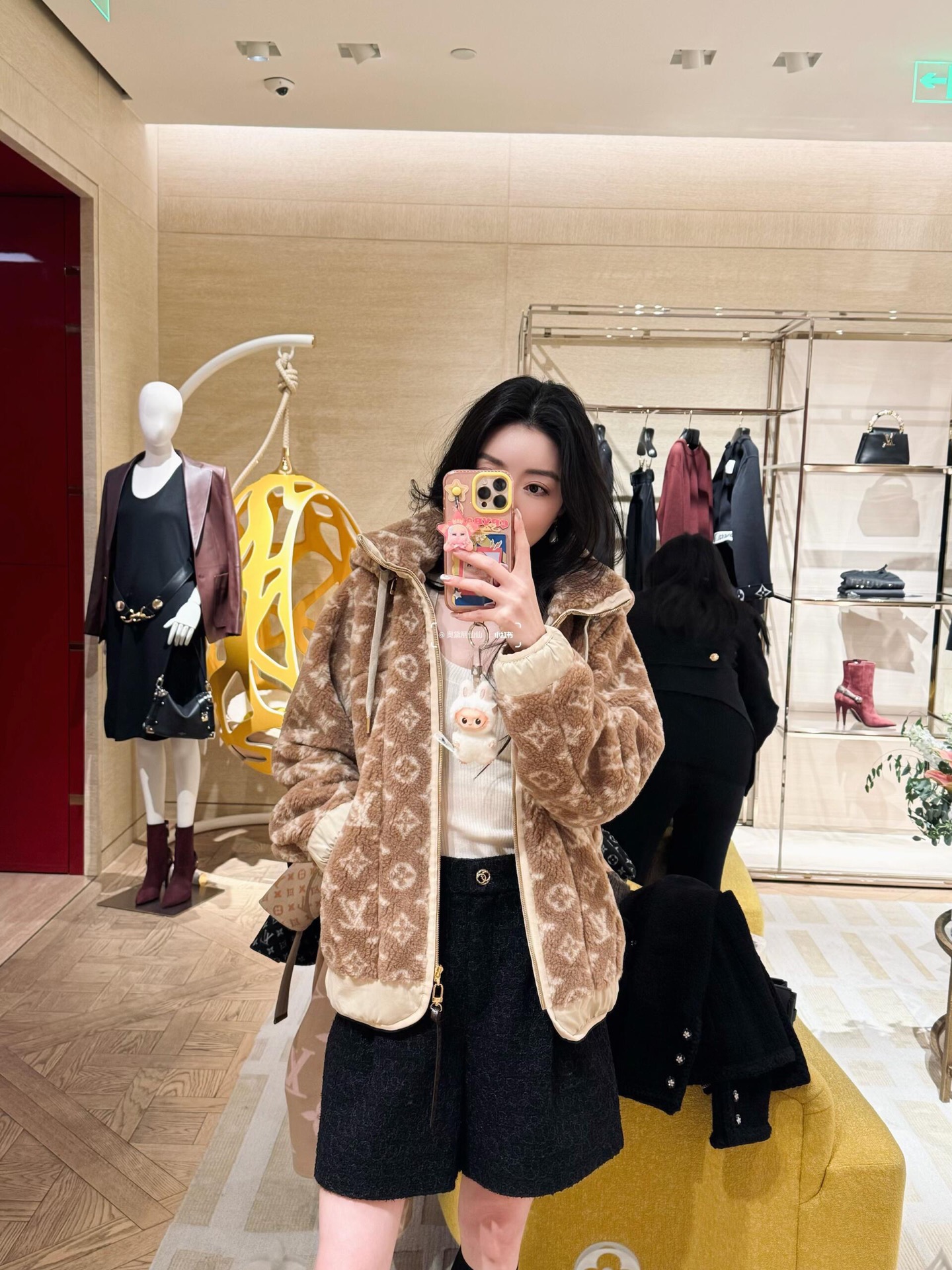 NO:663451,Louis Vuitton 25FW new autumn and winter presbyopic teddy bear hooded jacket丨Exclusively developed by yb!  Top quality production!  Selected soft and waxy teddy velvet fabric, with a fluffy and warm touch, presbyopia printed patterns all over the body, retro caramel tones for a luxurious texture, hooded drawstring design with metal zippers, and brand craftsmanship in the details; loose shoulder silhouette does not flatter the body shape, easily creating a lazy and relaxed feeling, contrasting color splicing at the hem adds design ingenuity, taking into account fashion and practicality. Ready for sale S/M/L, Louis Vuitton, jackets &  coats,hats, 19860909Louis Vuitton 25FW秋冬新款 老花泰迪熊连帽外套丨独家yb开发！顶级高版出品！甄选软糯泰迪绒面料,触感蓬松温暖,老花满印图案铺满衣身,复古焦糖色调尽显奢华质感,连帽抽绳设计搭配金属拉链,细节处彰显品牌工艺；宽松落肩廓形不挑身形,轻松打造慵懒松弛感,衣摆撞色拼接更添设计巧思,兼顾时尚度与实穿性.现货发售S/M/L,,louis vuitton,jackets & coats,hats, ,Women's clothing