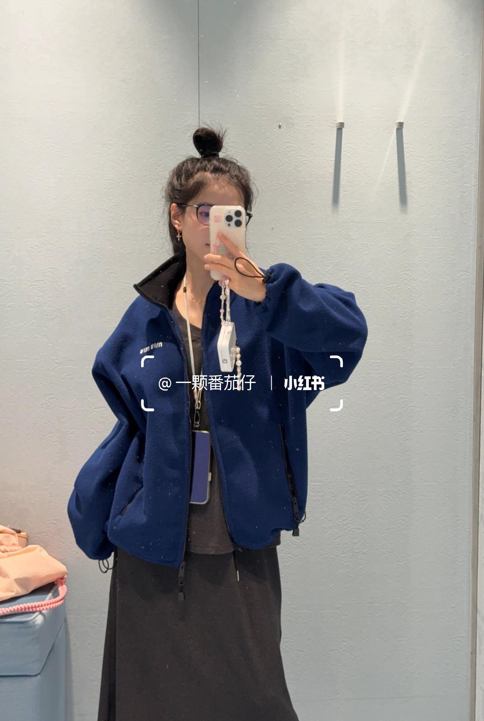 NO:664249,MiuMi* 25FW new autumn and winter blue polar fleece small logo sports jacket丨Exclusively developed by yb!  Top quality production!  The soft and waxy polar fleece fabric is selected to bring a warm touch exclusive to autumn and winter. The minimalist small logo embroidery low-key highlights the brand identity, and the stand-up collar zipper design with a loose oversize version weakens the toughness of the sports style and adds a casual and lazy temperament. The drawstring details on the hem and cuffs  The silhouette can be adjusted freely, whether worn alone to create a casual style, or layered with sweaters and shirts to create a layered look, it can become the finishing touch of your autumn and winter wardrobe that is both beautiful and practical. Available now in S/M/L,, miumiu, versace, jackets  & coats,shirts, 19860909MiuMi* 25FW秋冬新款 蓝色摇粒绒小logo运动外套丨独家yb开发！顶级高版出品！甄选软糯摇粒绒面料,带来秋冬专属的温暖触感.极简的小logo刺绣低调彰显品牌身份,立领拉链设计搭配宽松oversize版型,弱化了运动风的硬朗感,增添随性慵懒气质.下摆与袖口的抽绳细节可自由调节廓形,无论是单穿打造休闲格调,还是叠穿针织衫、衬衫营造层次感,都能成为秋冬衣橱里兼具颜值与实穿性的点睛之选.现货发售S/M/L,,miumiu,versace,jackets & coats,shirts, ,Women's clothing