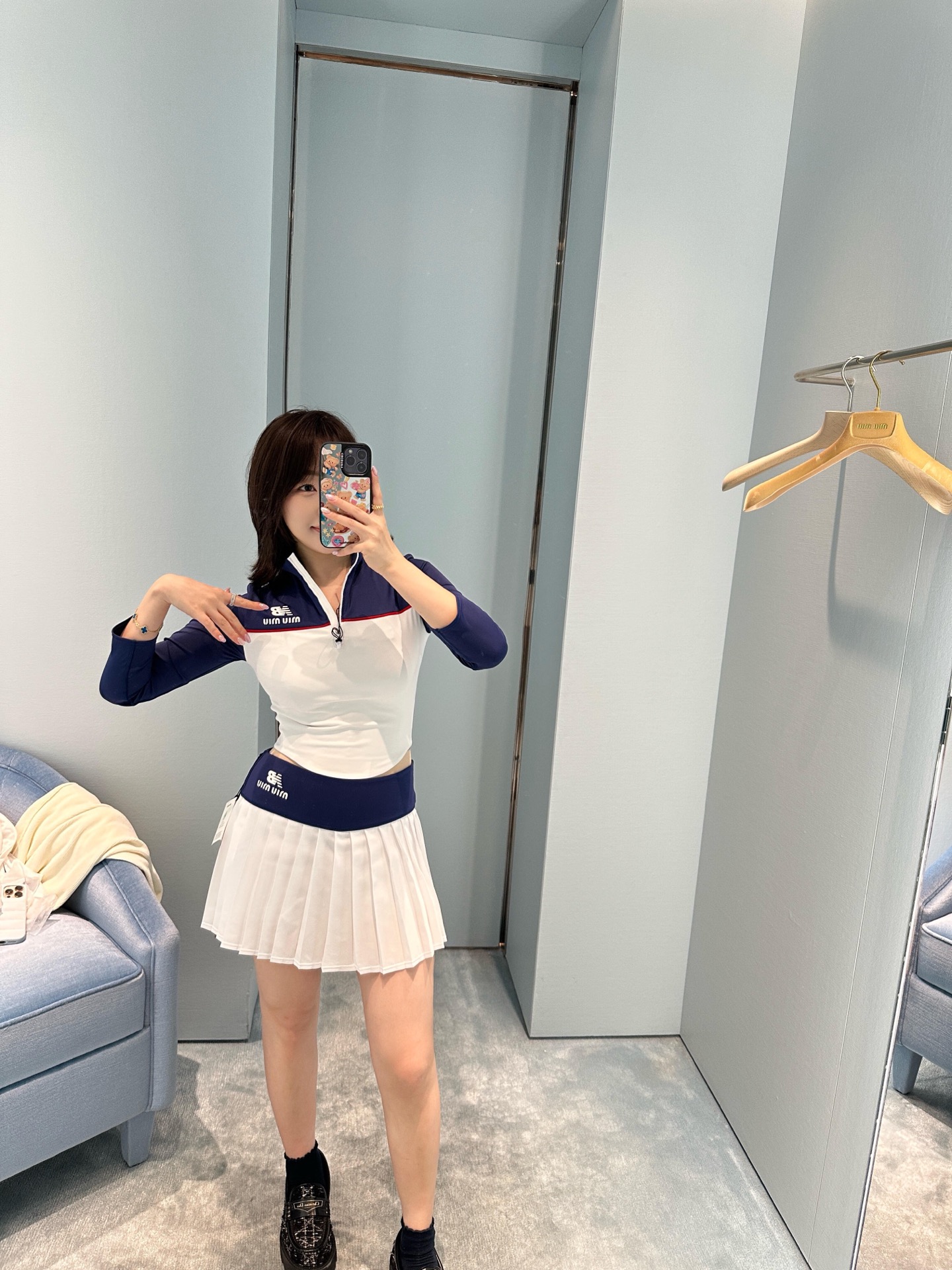 NO:664283,MiuM*u × New Balance Tennis Collaboration New Elastic Waist Pleated Skirt丨Exclusively developed by yb!  High quality production!  It is a collision of sports and light luxury. The high-elastic elastic waistband is engraved with dual brand logos, the neat pleated skirt has a smart curvature, the short cut outlines the leg lines, and the navy/white/other colors are suitable for tennis sports scenes. It can also be easily integrated into daily casual wear, with both design and practical wear. Available in stock S/M/L,, miumiu, skirts,  19860909MiuM*u × New Balance网球联名新款 松紧腰百褶短裙丨独家yb开发！高版出品！是运动与轻奢的碰撞之作.高弹松紧腰头印刻双品牌标识,利落百褶裙摆自带灵动弧度,短款剪裁勾勒腿部线条,藏青/白/等配色适配网球运动场景,也能轻松融入日常休闲穿搭,兼具设计感与实穿性.现货发售S/M/L,,miumiu,skirts, ,Women's clothing