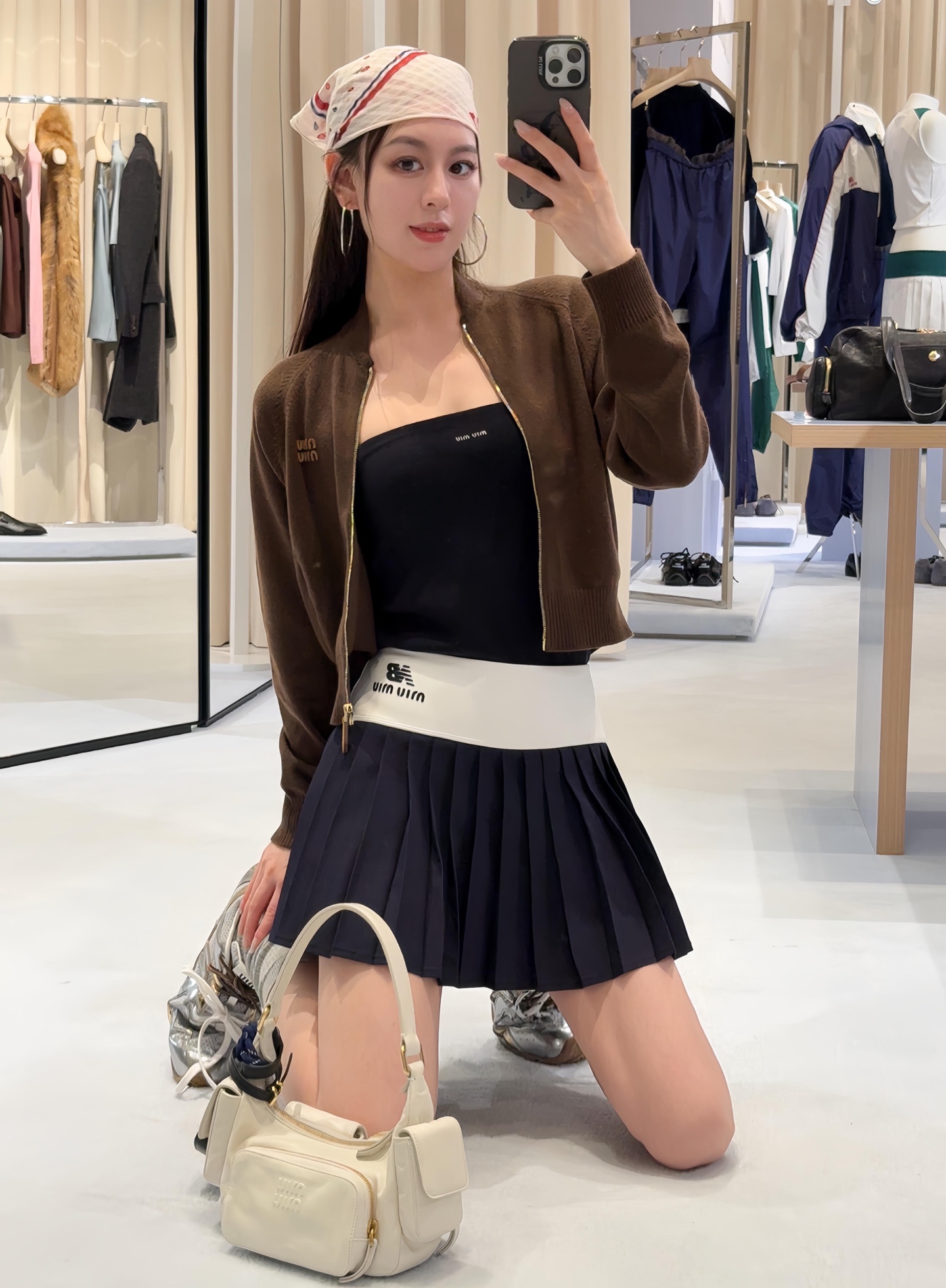 NO:664261,MiuM*u × New Balance Tennis Collaboration New Elastic Waist Pleated Skirt丨Exclusively developed by yb!  High quality production!  It is a collision of sports and light luxury. The high-elastic elastic waistband is engraved with dual brand logos, the neat pleated skirt has a smart curvature, the short cut outlines the leg lines, and the navy/white and other colors are suitable for tennis sports scenes. It can also be easily integrated into daily casual wear, with both design and practicality. Available in stock S/M/L,, miumiu, skirts,  19860909MiuM*u × New Balance网球联名新款 松紧腰百褶短裙丨独家yb开发！高版出品！是运动与轻奢的碰撞之作.高弹松紧腰头印刻双品牌标识,利落百褶裙摆自带灵动弧度,短款剪裁勾勒腿部线条,藏青/白等配色适配网球运动场景,也能轻松融入日常休闲穿搭,兼具设计感与实穿性.现货发售S/M/L,,miumiu,skirts, ,Women's clothing