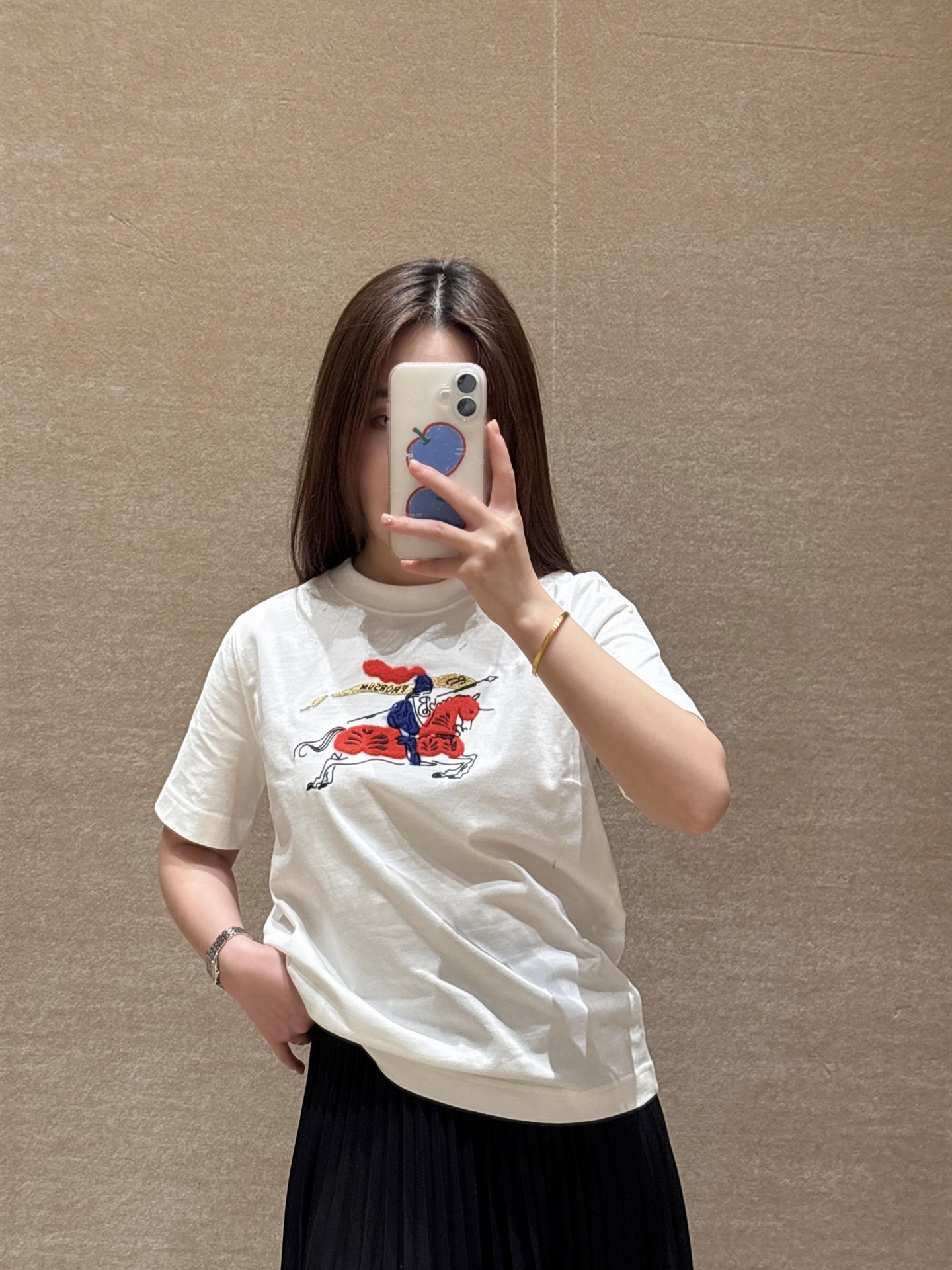 NO:665494,Burber*y 26SS New Year Limited Equestrian Rider Logo Round Neck Short Sleeve T-Shirt丨Exclusively developed by yb!  High quality production!  The classic round neck cut is matched with a loose silhouette, and soft cotton fabrics are selected to create a comfortable wearing feeling. The embroidered equestrian knight logo on the chest is integrated into the New Year's red/pure white two-color design. The logo details are presented with three-dimensional embroidery. The red tone of the New Year's limited edition adds to the festive atmosphere. The simple version is suitable for various daily wear scenarios. It is a fusion of light luxury leisure and festive ritual. Ready for sale S/M/L,, burberry, T-shirt, tees, t-shirt,  19860909Burber*y 26SS新年限定马术骑士徽标圆领短袖T恤丨独家yb开发！高版出品！以经典圆领剪裁搭配宽松廓形,甄选柔软棉质面料打造舒适穿着感.胸前刺绣马术骑士徽标融入新年红/纯净白双色设计,徽标细节采用立体绣艺呈现,新年限定款的红色调更添节日氛围,简约版型适配日常多种穿搭场景,是轻奢休闲与节日仪式感的融合之作.现货发售S/M/L,,burberry,T-shirt,tees，t-shirt, ,Women's clothing