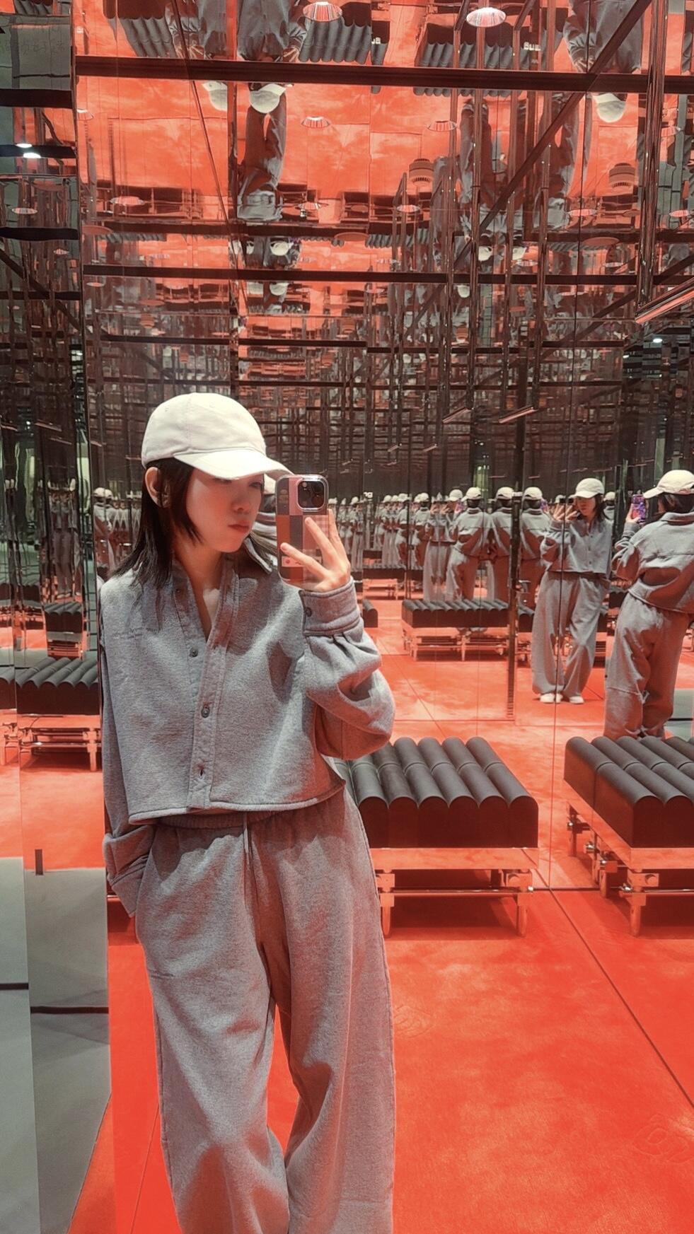 NO:665519,Pants Shirts Alexander*r Wang 25Fw new autumn and winter button short shirt + gray sweatpants set丨Exclusively developed by yb!  High quality production!  Made of soft and skin-friendly knitted fabrics, the short shirt has a simple button closure design and a neat short cut, exposing the waistline for a neater look; paired with loose sports pants of the same color, the drawstring elastic waistband is suitable for a variety of body shapes, and the drapey wide-leg version modifies the leg shape. The overall gray tone shows the casual street texture, and the suit design takes into account both fashion sense and practicality, making it easy to create a casual and cool daily look. Available now S/M/L,, shirts,  19860909裤子 衬衫 Alexand*r Wang 25Fw秋冬新款 纽扣短款衬衫+灰色运动裤套装丨独家yb开发！高版出品！采用柔软亲肤的针织面料打造,短款衬衫以简约纽扣开合设计搭配利落短款剪裁,露出腰线更显利落；搭配同色系宽松运动裤,抽绳松紧腰头适配多种身形,垂坠阔腿版型修饰腿型.整体灰色调尽显街头休闲质感,套装设计兼顾时尚感与实穿性,轻松打造随性酷飒的日常造型.现货发售S/M/L,,shirts, ,Women's clothing