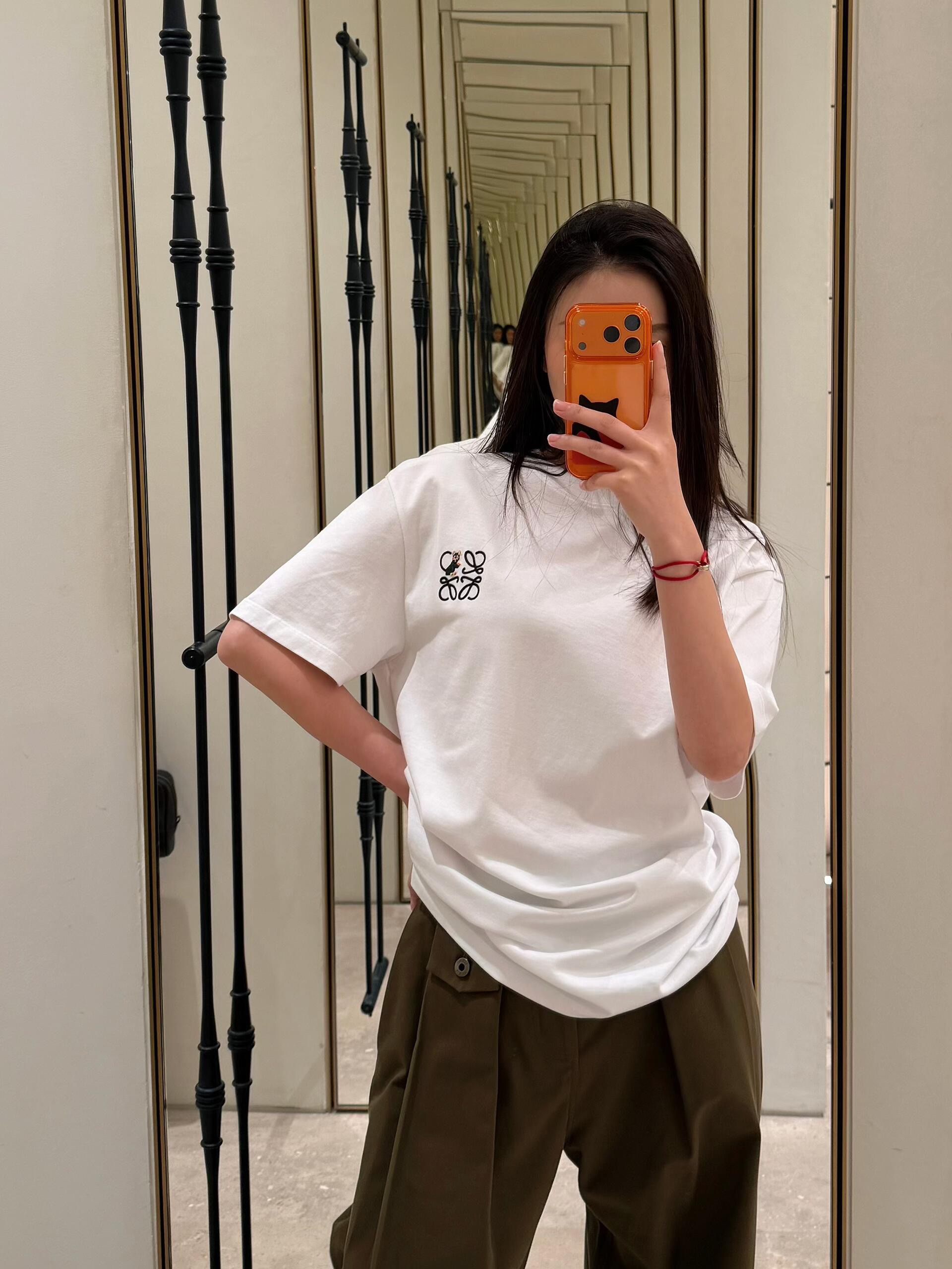 NO:665504,Loew*  High quality production!  Joining hands with the well-known cat illustrator Louis Wain to create a joint series, using soft and breathable cotton fabrics, a classic round neck and a loose silhouette. The left chest is decorated with a delicate embroidery pattern that combines the Anagram logo and cat elements. The black and white/navy white two-color design is simple and ingenious. The loose version is suitable for men and women. It is a light luxury casual item with both artistic sense and practicality. Ready for sale S/M/L,, louis  vuitton,loewe,T-shirt,tees,t-shirt, 19860909Loew* X Louis W*in26Ss猫咪系列新款 精美刺绣图案短袖简约T恤丨独家yb开发！高版出品！携手知名猫咪插画师Louis Wain打造联名系列,选用柔软透气的棉质面料,经典圆领搭配宽松廓形.左胸处饰有融合Anagram标识与猫咪元素的精美刺绣图案,黑白/藏青白双色设计简约又具巧思,宽松版型适配男女穿搭,是兼具艺术感与实穿性的轻奢休闲单品.现货发售S/M/L,,louis vuitton,loewe,T-shirt,tees，t-shirt, ,Women's clothing