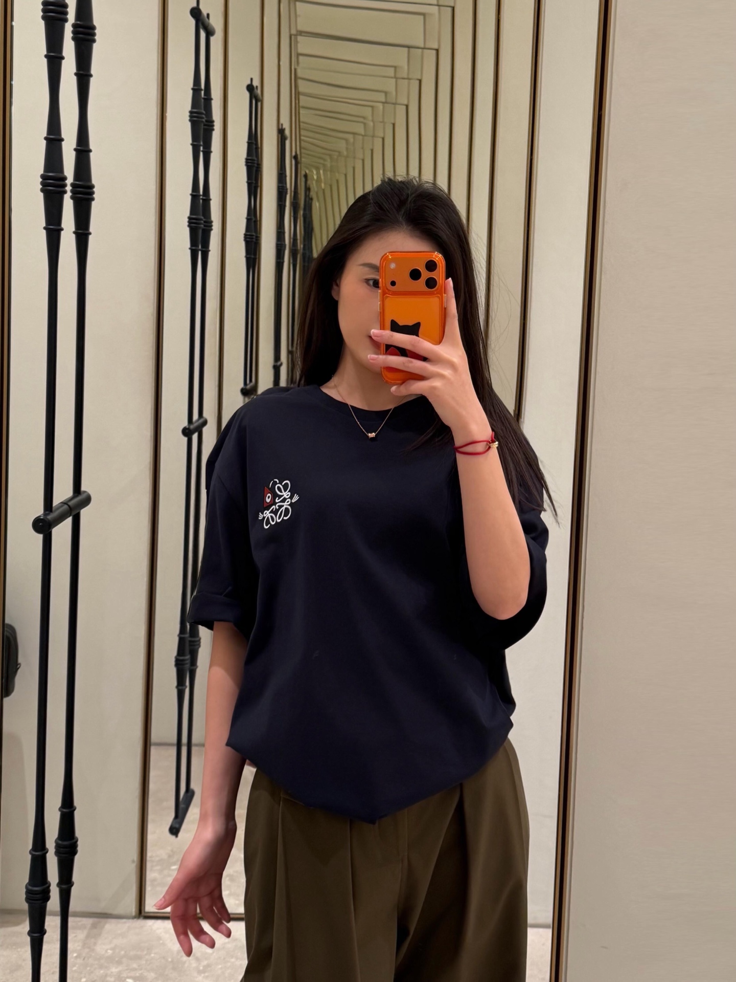 NO:665496,Loew*  High quality production!  Joining hands with the well-known cat illustrator Louis Wain to create a joint series, using soft and breathable cotton fabrics, a classic round neck and a loose silhouette. The left chest is decorated with a delicate embroidery pattern that combines the Anagram logo and cat elements. The black and white/navy white two-color design is simple and ingenious. The loose version is suitable for men and women. It is a light luxury casual item with both artistic sense and practicality. Ready for sale S/M/L,, louis  vuitton,loewe,T-shirt,tees,t-shirt, 19860909Loew* X Louis W*in26Ss猫咪系列新款 精美刺绣图案短袖简约T恤丨独家yb开发！高版出品！携手知名猫咪插画师Louis Wain打造联名系列,选用柔软透气的棉质面料,经典圆领搭配宽松廓形.左胸处饰有融合Anagram标识与猫咪元素的精美刺绣图案,黑白/藏青白双色设计简约又具巧思,宽松版型适配男女穿搭,是兼具艺术感与实穿性的轻奢休闲单品.现货发售S/M/L,,louis vuitton,loewe,T-shirt,tees，t-shirt, ,Women's clothing