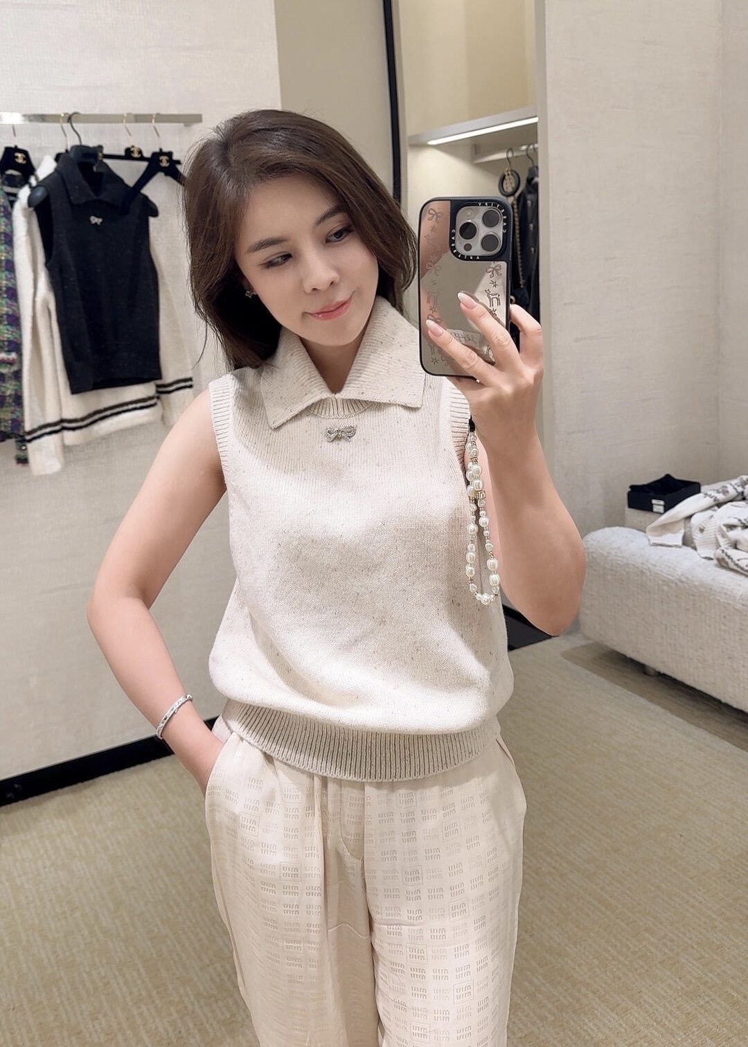 NO:665410,Chan*l 25N Coco Neige Ski Series White Lapel Bow Cashmere Vest丨Exclusively developed by yb!  High quality production!  Combining high luxury elegance with the smart vitality of the ski series. The soft cashmere texture has a delicate variegated texture, and the gentle off-white tone makes the skin tone more transparent; the classic lapel outlines the neat shoulder and neck lines, and the small metal bow accessories at the neckline are the finishing touch, adding a sense of sophistication. Sleeveless tailoring  It is neat and not procrastinating. It fits well with jeans, skirts or ski items from the same series. Wear it with French laziness and modern accents, and you can easily control the atmosphere when going out or socializing in daily life. Available in stock S/M/L, Chanel, Skirts, Alexander  wang19860909Chan*l 25N Coco Neige滑雪系列 白色翻领蝴蝶结羊绒马甲丨独家yb开发！高版出品！把高奢优雅与滑雪系列的灵动活力揉得恰到好处.软糯的羊绒质地带着细腻的杂色肌理,温柔的米白调衬得肤色愈发通透；经典翻领勾勒出利落肩颈线条,领口处的金属蝴蝶结小饰件是点睛之笔,精致感拉满.无袖剪裁利落不拖沓,不管搭牛仔、半裙还是同系列滑雪单品都适配度满分,把法式慵懒与摩登腔调穿在身上,日常出街或轻社交都能轻松拿捏氛围感.现货发售S/M/L,,chanel,skirts, ,Women's clothing