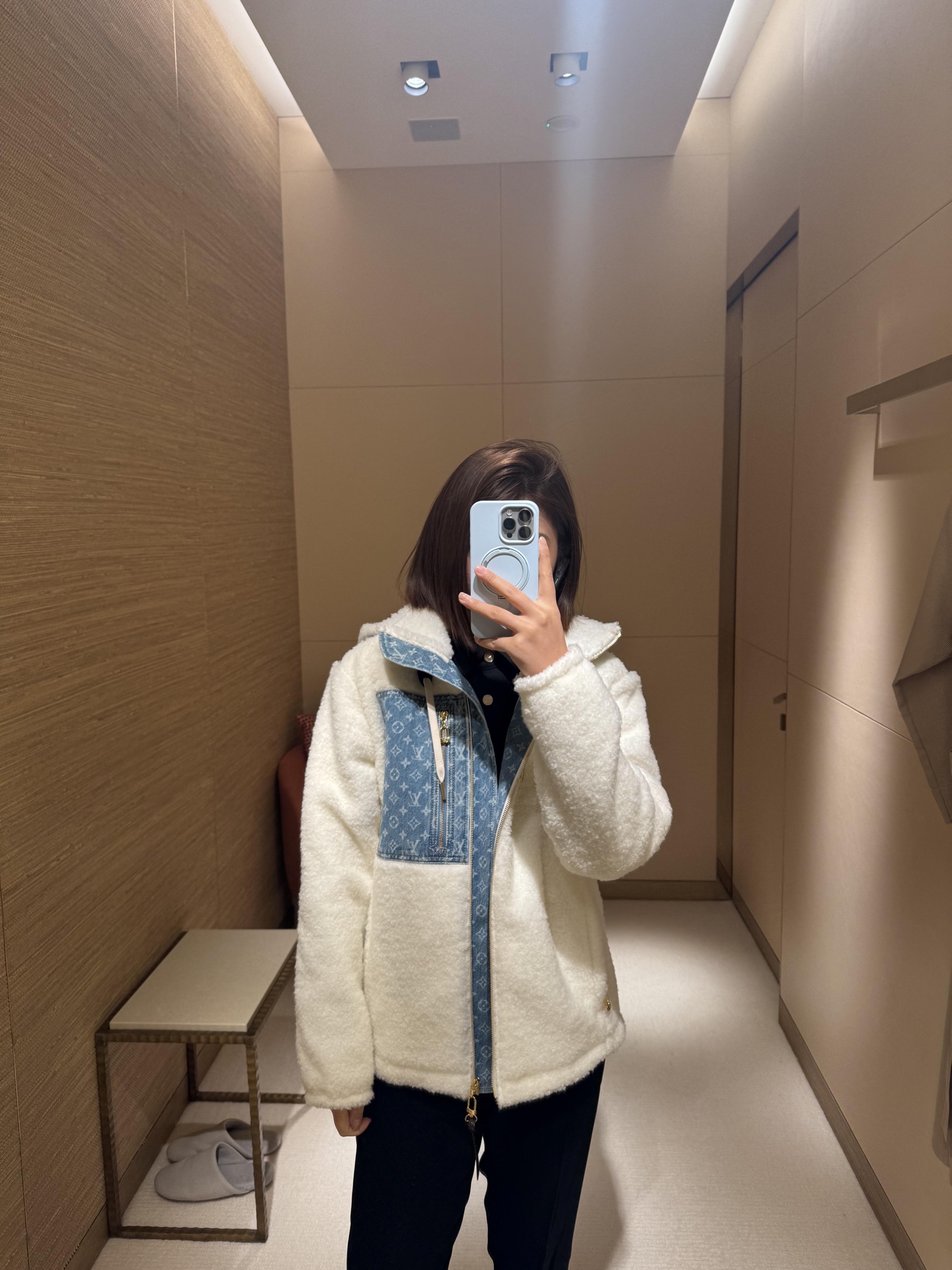 NO:665426,Louis Vuitt*n 25Fw Ski series white teddy and blue denim hooded jacket丨Exclusively developed by yb!  Top quality production!  It perfectly combines the soft warmth of winter with the luxury street feel. The fluffy off-white teddy velvet has its own gentle filter, soft and warm to the touch; the spliced classic blue Monogram denim has eye-catching contrast, and the denim design on the pockets and placket outlines neat lines, and the gold metal zipper and drawstring details are more  Add a refined texture. The hooded version is casual and casual, and can be worn with jeans, sweatpants or skirts. The outdoor vitality of the ski season and the modern tone of daily life can be combined with one click. It is a treasure item in the winter wardrobe that has both appearance and practicality. Available now 34/36/38/40, louis  vuitton,skirts,jackets & coats,hats, 19860909Louis Vuitt*n 25Fw Ski滑雪系列 白色泰迪拼蓝牛仔连帽夹克丨独家yb开发！顶级高版出品！把冬日的软糯温暖与高奢街头感完美融合.蓬松的米白色泰迪绒自带温柔滤镜,触感软糯又保暖；拼接的经典蓝色Monogram牛仔撞色亮眼,口袋与门襟的牛仔设计勾勒出利落线条,金色金属拉链与抽绳细节更添精致质感.连帽版型休闲随性,不管搭牛仔、运动裤还是半裙都能驾驭,滑雪季的户外活力与日常的摩登腔调一键拿捏,是冬日衣橱里兼具颜值与实用性的宝藏单品.现货发售34/36/38/40,,louis vuitton,skirts,jackets & coats,hats, ,Women's clothing