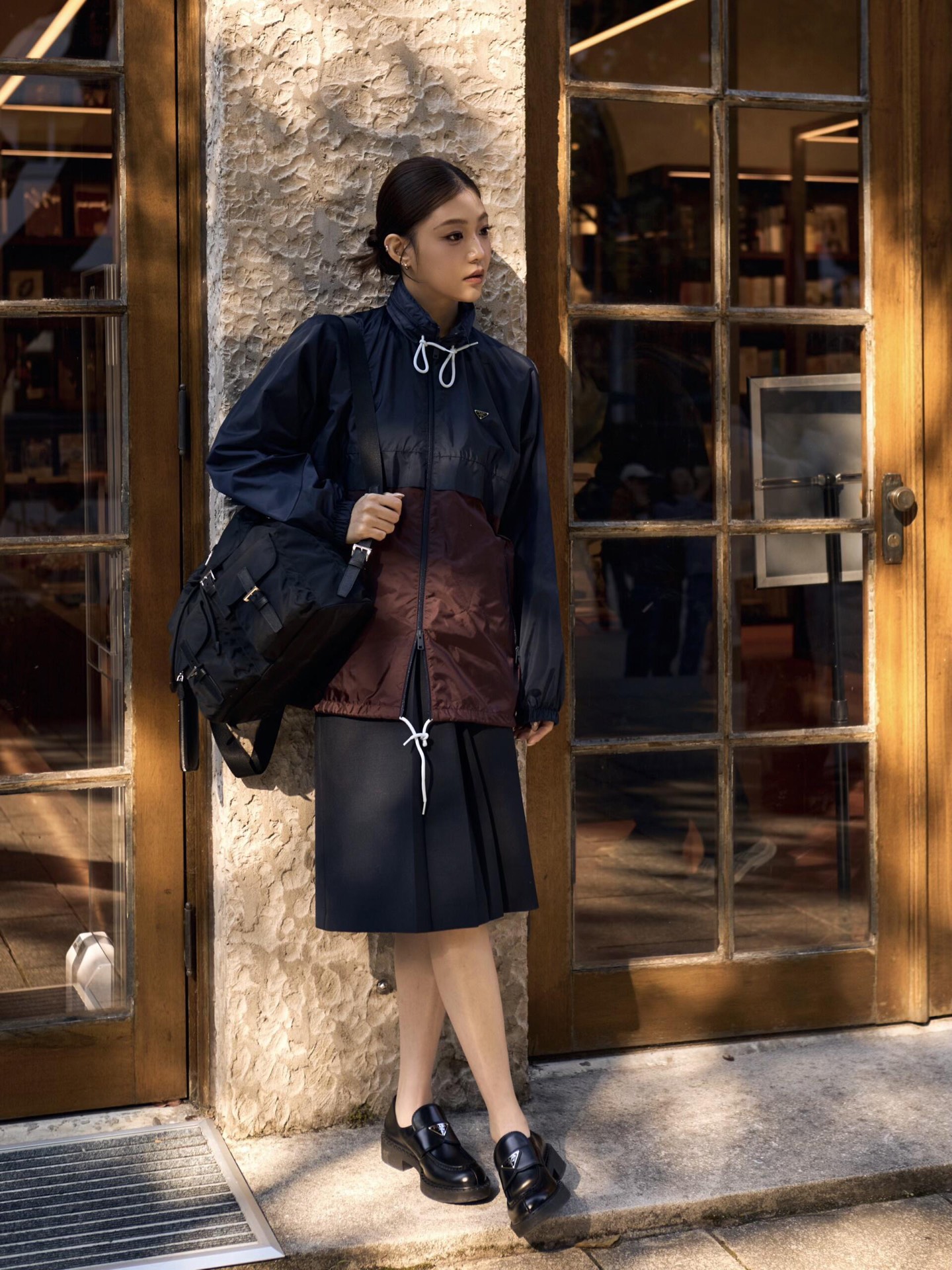 NO:665917,Prad* 26SS early spring new style dark blue with burgundy triangle logo long drawstring hooded windbreaker | Exclusively developed by yb!  Top quality production!  The color matching design of dark blue and burgundy breaks the monotony, and the classic triangle logo hides the brand style. The long cut is paired with a drawstring hood design, which is both practical and stylish. The light and windproof fabric is suitable for the changeable weather in early spring, making it easy to wear a casual and high-end modern style. Ready for sale S/M/L,, prada, hats,  19860909Prad* 26SS早春新款 深蓝拼酒红三角标长款抽绳连帽风衣丨独家yb开发！顶级高版出品！深蓝撞酒红的拼色设计打破单调,经典三角标暗藏品牌格调,长款剪裁搭配抽绳连帽设计,兼具实用性与造型感,轻盈防风的面料适配早春多变天气,轻松穿出随性高级的摩登范.现货发售S/M/L,,prada,hats, ,Women's clothing