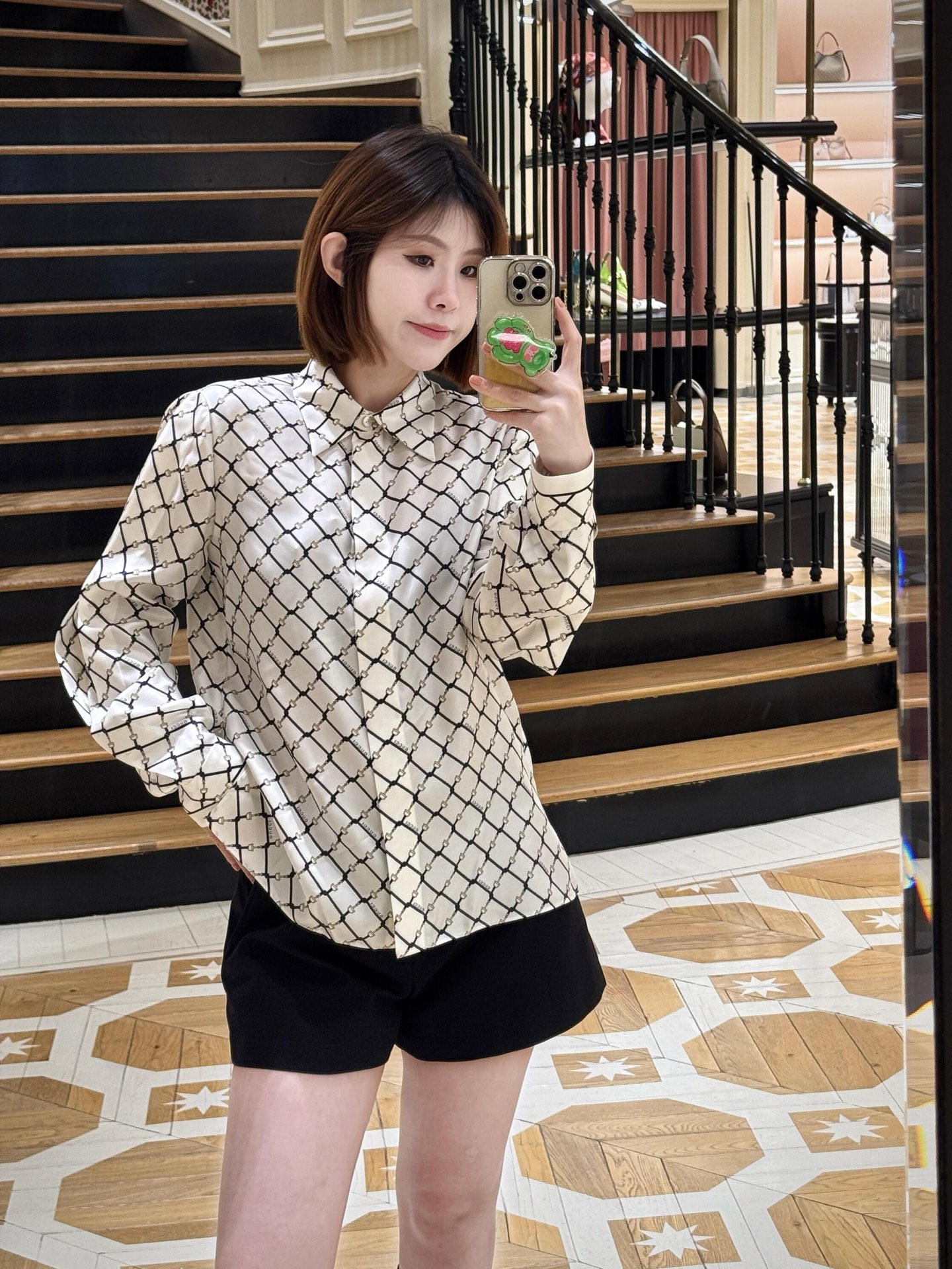 NO:665922,Guc*i 26Ss early spring new style horsebit printed silk long-sleeved shirt | Exclusively developed by yb!  Top quality production!  The classic horsebit print is intertwined with rhombus patterns to outline a retro and elegant style. Mulberry silk fabrics are selected to create a delicate luster and smooth touch. The loose long-sleeved version is suitable for a variety of wearing scenarios, easily unlocking a light, luxurious and exquisite early spring look. Available in stock S/M/L,, gucci, shirts, real silk,  19860909Guc*i 26Ss早春新款 马衔扣印花真丝长袖衬衫丨独家yb开发！顶级高版出品！经典马衔扣印花交织菱格纹,勾勒复古优雅格调,甄选桑蚕丝面料打造细腻光泽与柔滑触感,宽松长袖版型适配多种穿搭场景,轻松解锁轻奢精致的早春造型.现货发售S/M/L,,gucci,shirts,real silk, ,Women's clothing