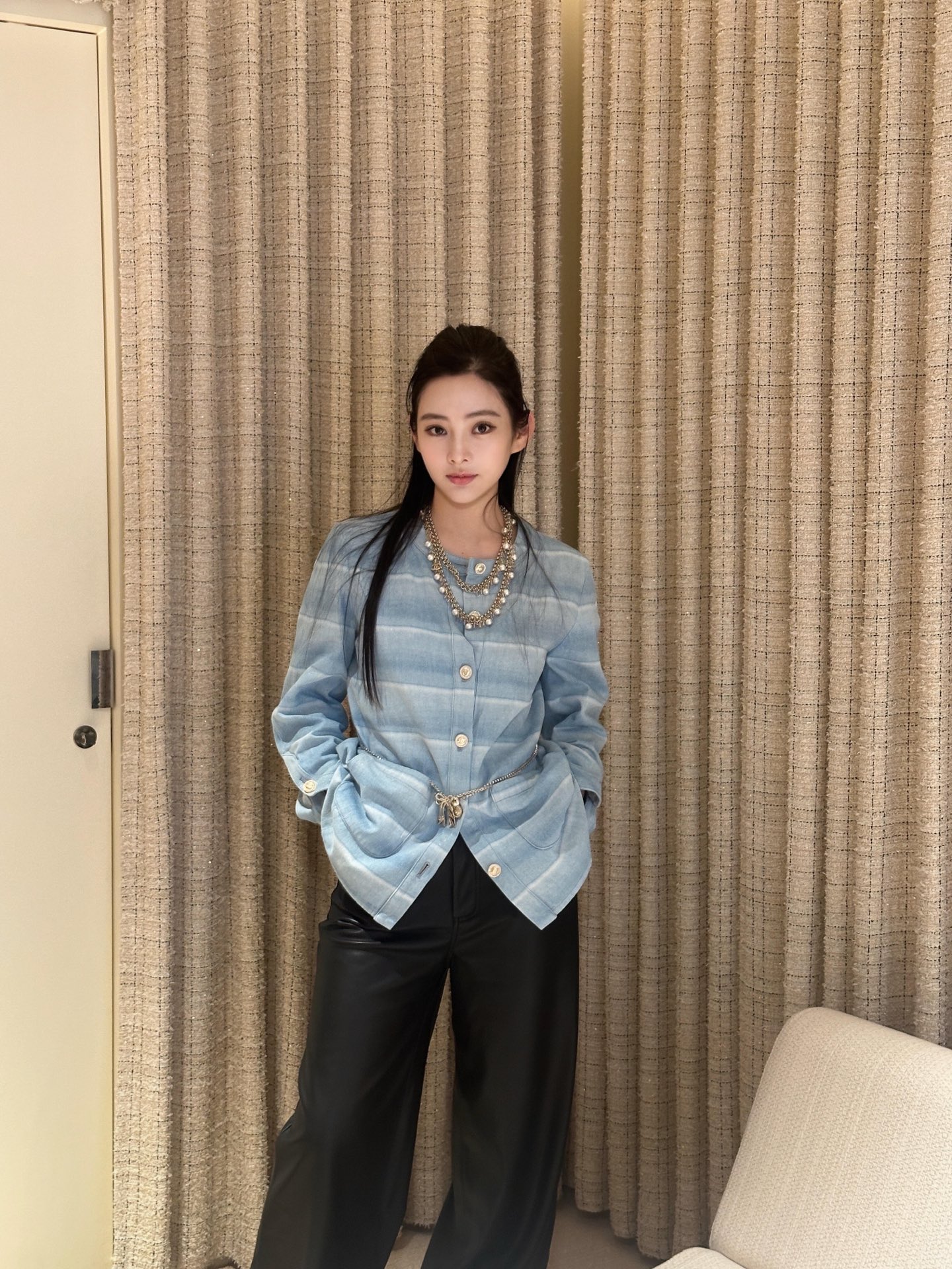 NO:665931,Chane* 26C early spring vacation series single-breasted striped denim jacket丨exclusively developed by yb!  Top quality production!  The fresh blue striped denim fabric collides with the classic round neck single-breasted design, outlining the French lazy style. The delicate denim texture is both soft and stiff. The loose version is suitable for various wearing scenarios, easily unlocking the high-end early spring vacation style. Ready for sale S/M/L,,chanel,jackets & coats, 19860909Chane* 26C 早春度假系列 单排扣条纹牛仔外套丨独家yb开发！顶级高版出品！清新蓝调条纹牛仔面料碰撞经典圆领单排扣设计,勾勒法式慵懒格调,细腻牛仔肌理兼具柔软与挺括,宽松版型适配多元穿搭场景,轻松解锁高级感满满的早春度假造型.现货发售S/M/L,,chanel,jackets & coats, ,Women's clothing