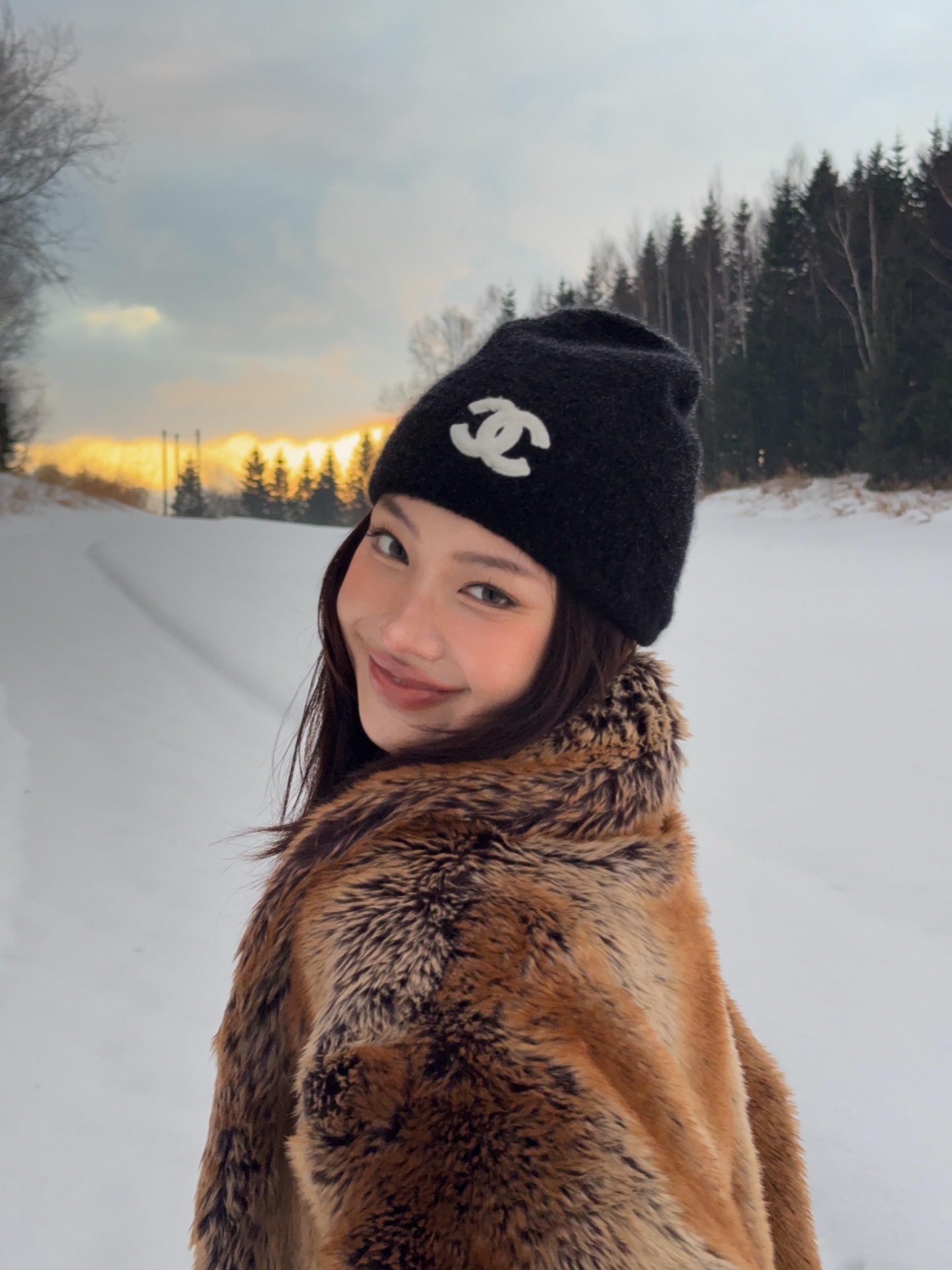 NO:665934,Chan*l 26C popular black and white double C large logo soft waxy cashmere knitted cold hat丨Exclusively developed by yb!  Top quality production!  A big logo brings a sense of focus!  Soft and waxy cashmere, super skin-friendly, classic and versatile in black and white, the perfect finishing touch for winter looks, blending the elegance of Chanel into daily warmth~ Available now. One size fits all (F),,chanel,chanel,hats, 19860909Chan*l 26C爆款 黑白双C大logo软糯羊绒针织冷帽丨独家yb开发！顶级高版出品！大logo自带焦点感！软糯羊绒贴头超亲肤,黑白双色经典百搭,冬日造型的点睛之笔,把香奈儿的优雅揉进日常温暖里～现货发售 均码(F),,chanel,chanel,hats, ,Women's clothing